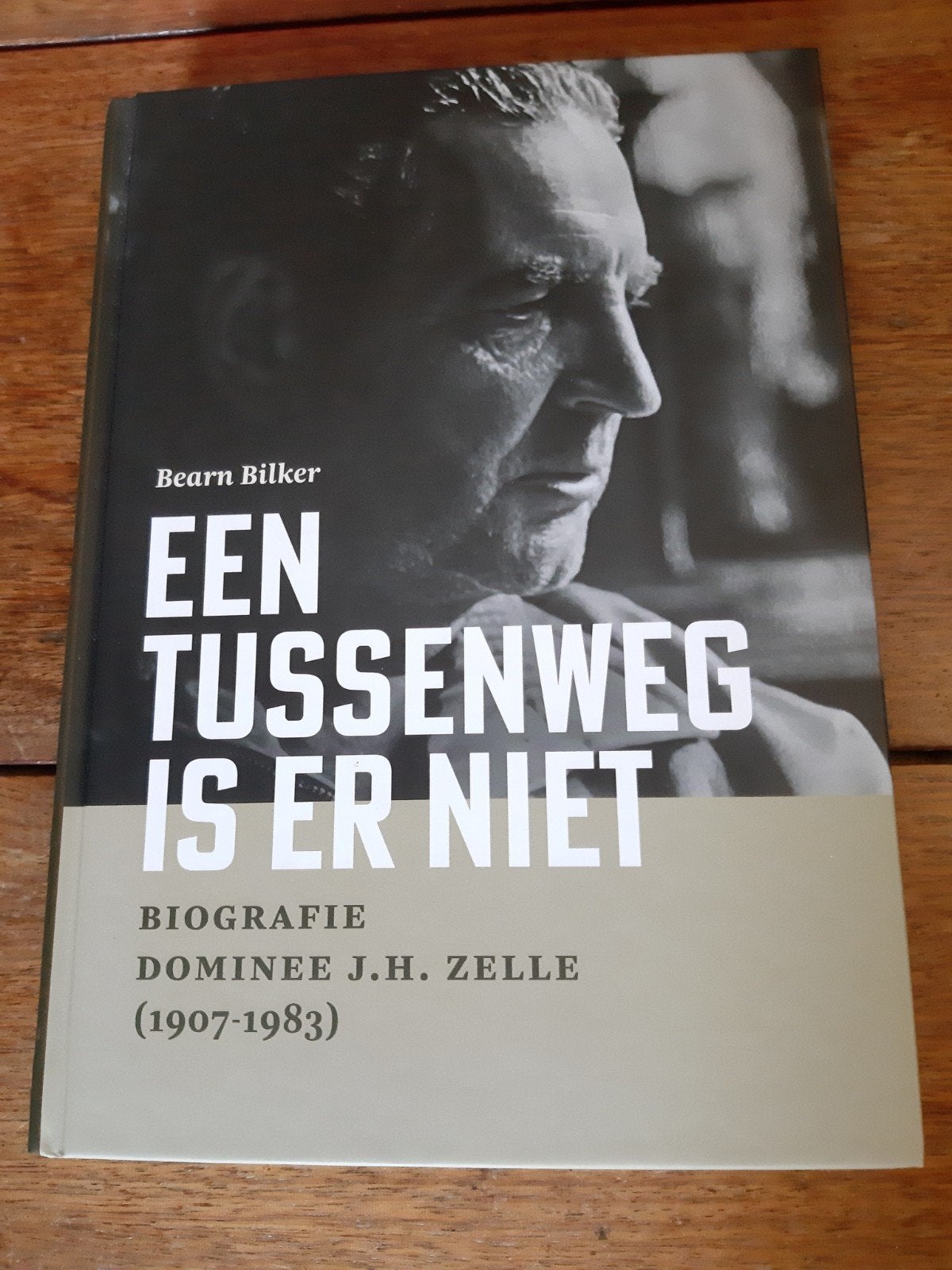 Een tussenweg is er niet, biografie ds. Zelle - B. Bilker, Boeken, Ophalen of Verzenden, Zo goed als nieuw