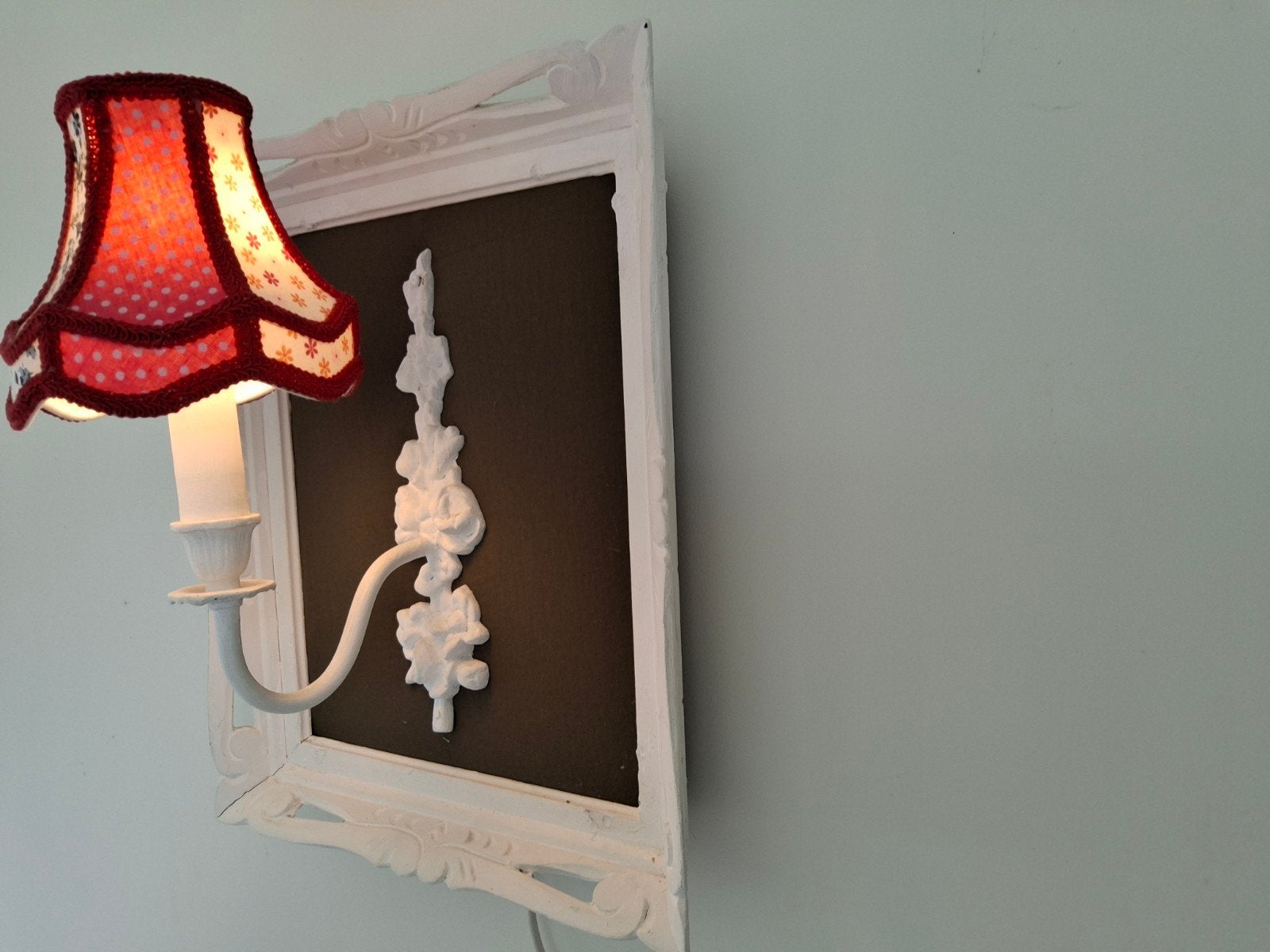 Unieke wandlamp met rood-wit kapje en barok lijst, Ophalen, Gebruikt, E14 (klein), Meerkleurig