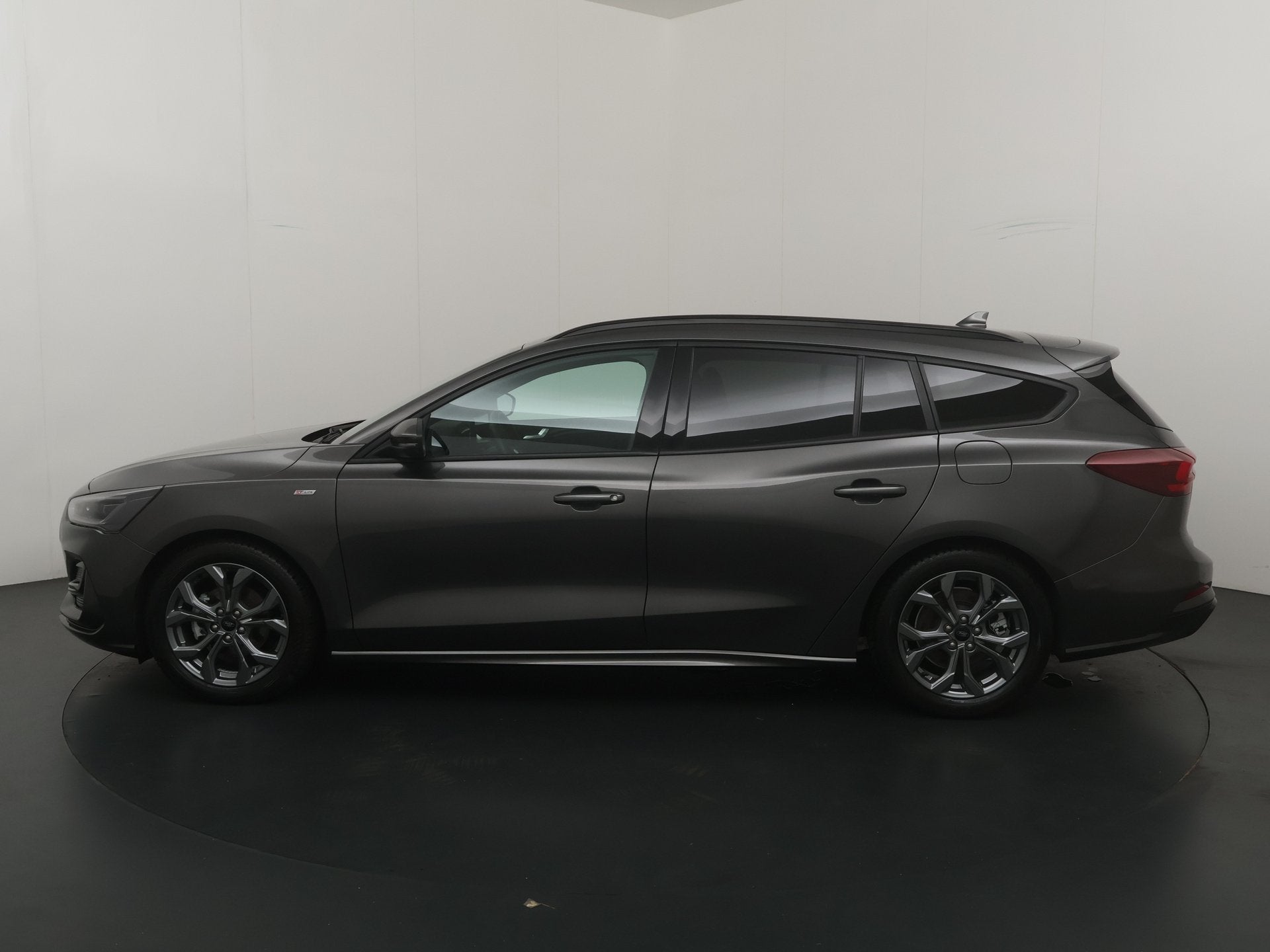 Ford FOCUS Wagon EcoBoost Hybrid 155 pk ST Line X | Winter P, 12 maanden, Stof, Gebruikt, Zwart