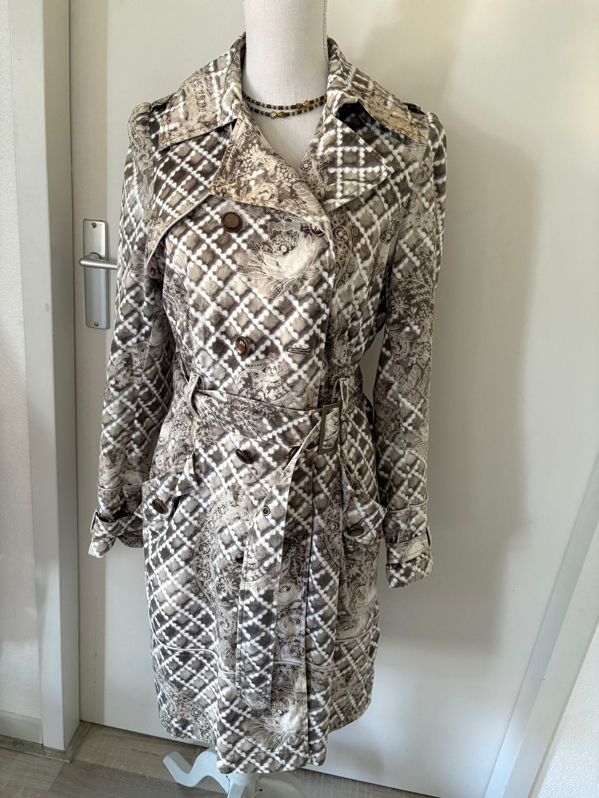 It's a Daite trenchcoat met unieke print en roze voering, Maat 38/40 (M), Ophalen of Verzenden, Jasje, Grijs