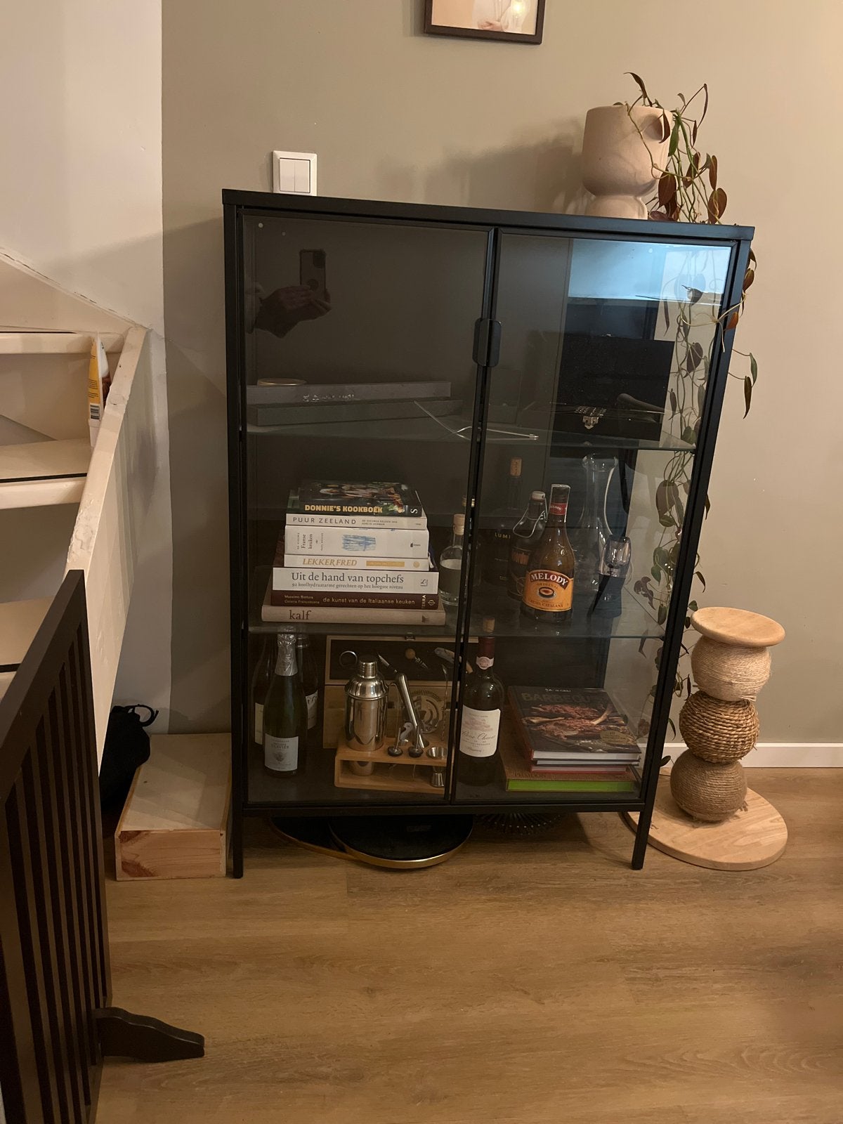 Ikea Rudsta vitrinekast - Zo goed als nieuw, Huis en Inrichting, Kasten | Vitrinekasten, Ophalen, 100 tot 150 cm, 50 tot 100 cm