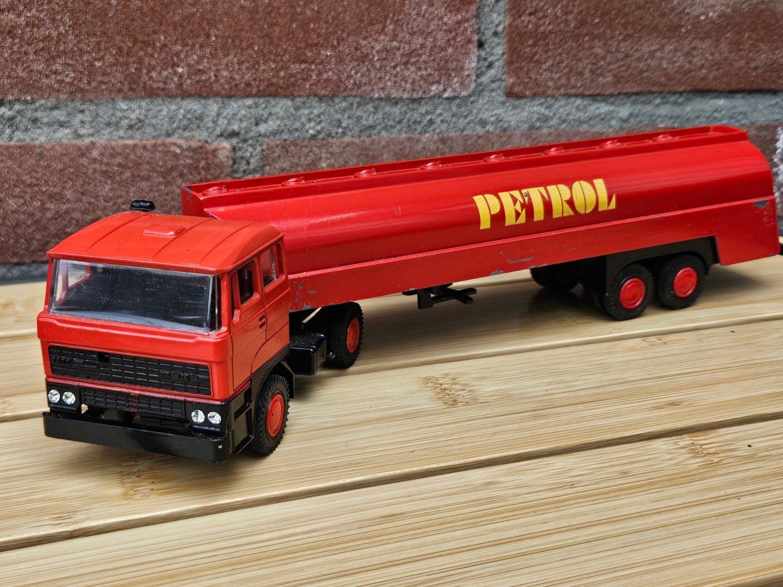 Lioncar Daf 3300 Tankwagen Petrol Rood 1:50, Ophalen of Verzenden, Zo goed als nieuw, Bus of Vrachtwagen, Lion Toys