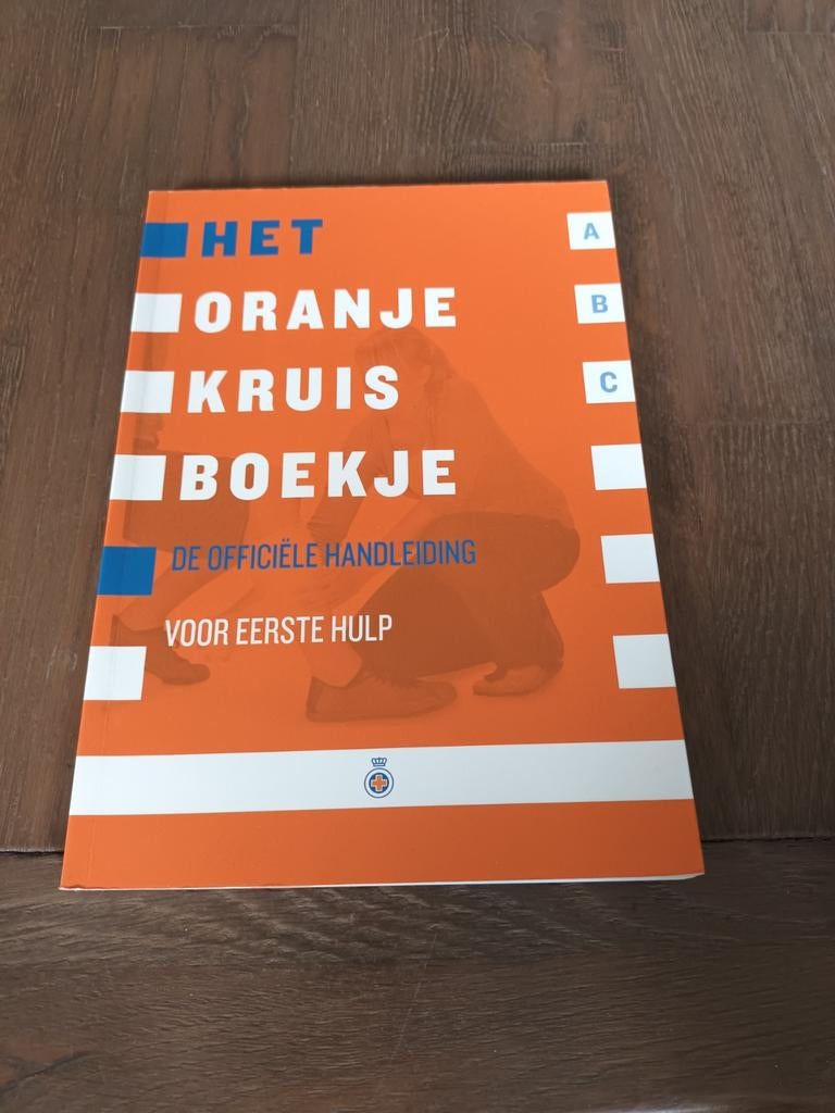 Het Oranje Kruis Boekje - Officiële Handleiding Eerste Hulp, Ophalen of Verzenden, Zo goed als nieuw, Het Oranje Kruis