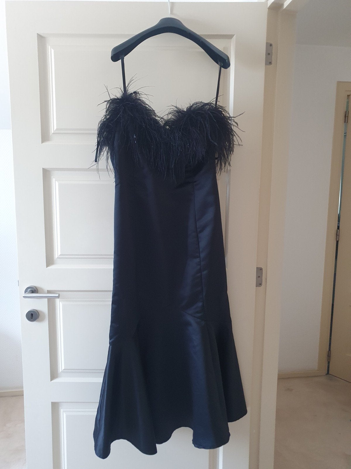 Elegante Galajurk zwart met veren en ritssluitijg maat m, Galajurk, Zwart, Ophalen of Verzenden, Zo goed als nieuw