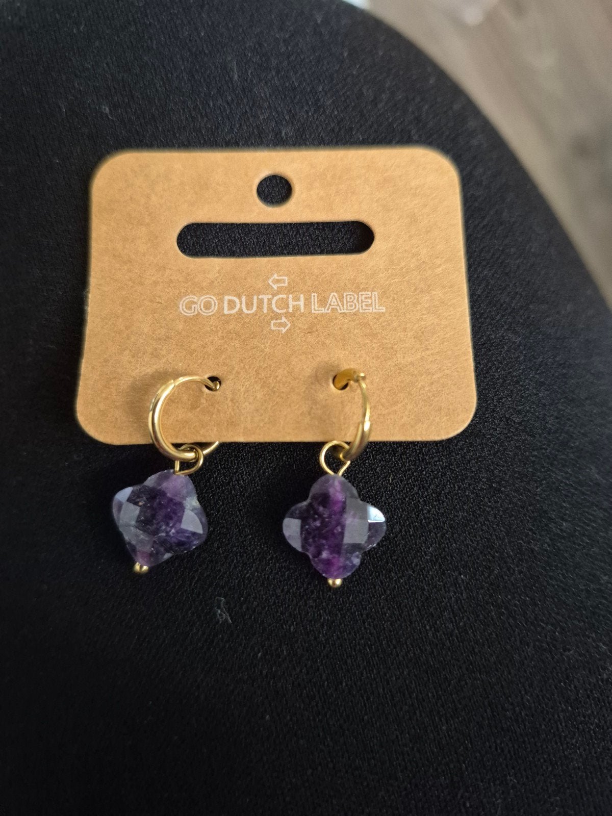 Nieuwe goudkleurige creolen met amethist van Go Dutch Label, Sieraden, Tassen en Uiterlijk, Oorbellen, Ophalen of Verzenden, Nieuw