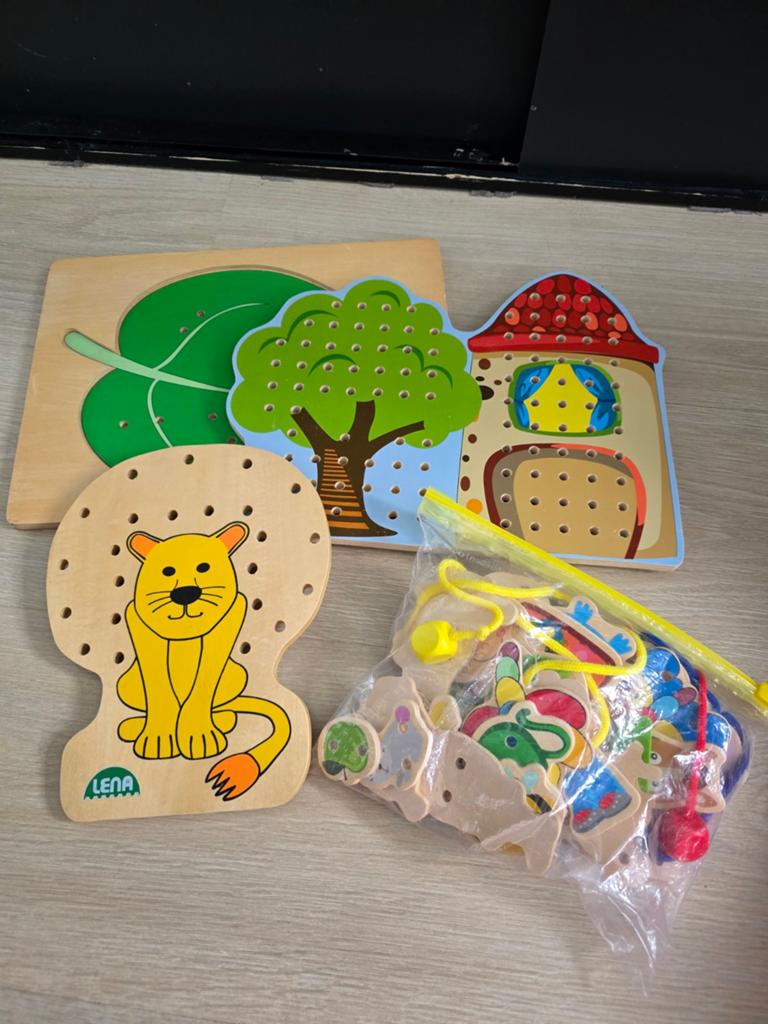 Houten rijgplankjes en rijgkralen set, Kinderen en Baby's, Ophalen of Verzenden, Gebruikt, Bouwen