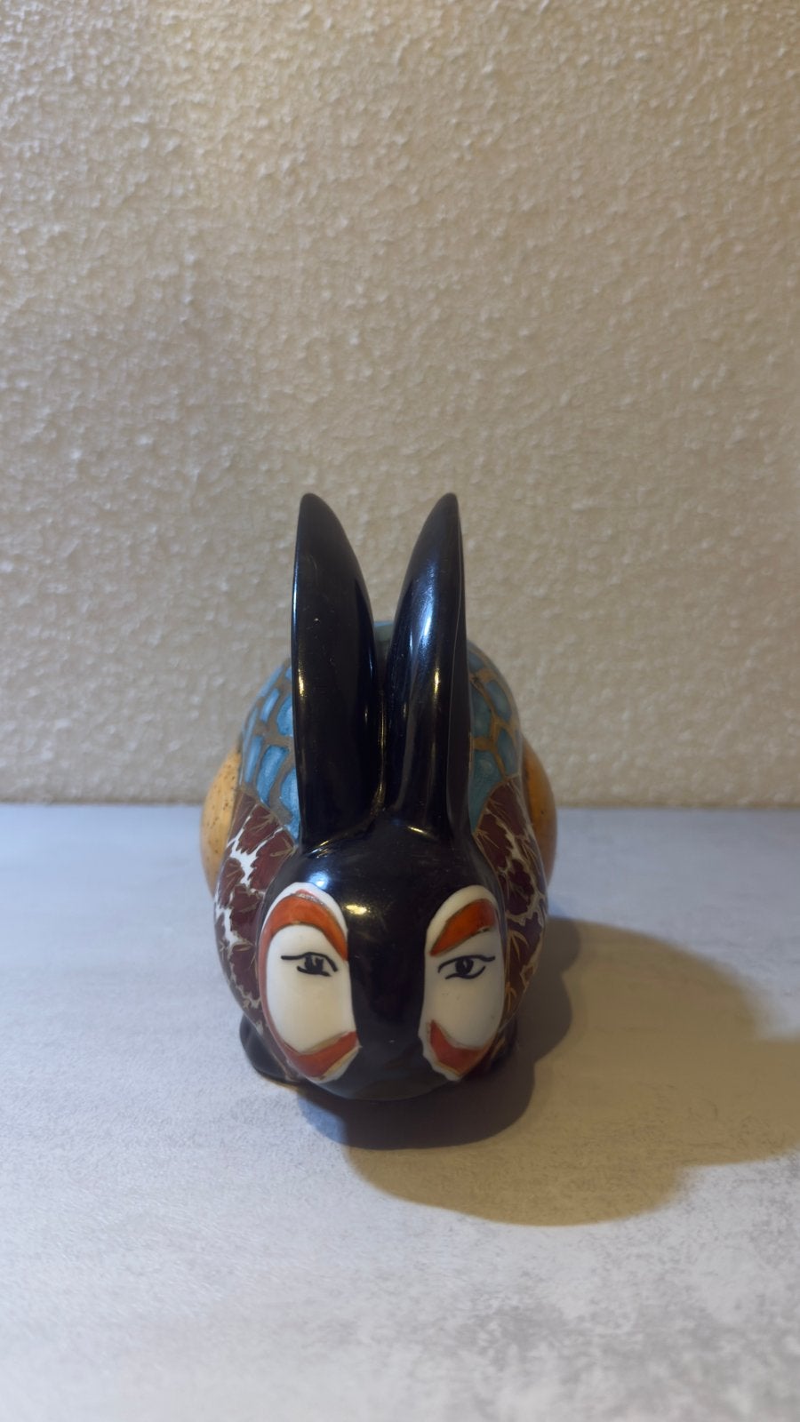 Prachtig konijn beeldje handbeschilderd met goud, blauw, Antiek en Kunst, Meerkleurig, Ophalen of Verzenden, Steen/keramiek, 15 cm