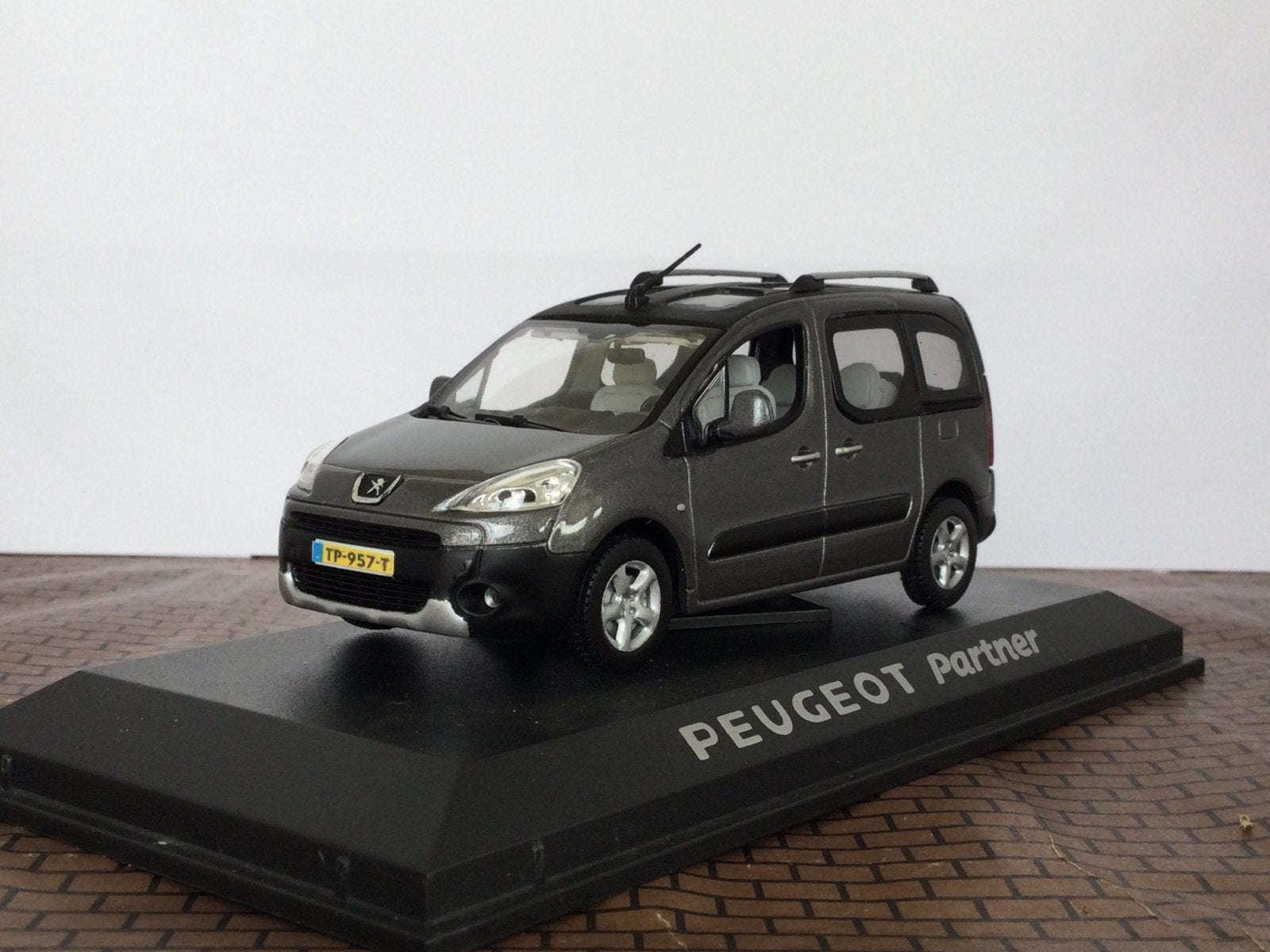 Peugeot Partner Tepee 2011 Bruin Norev 1:43, Hobby en Vrije tijd, Ophalen of Verzenden, Nieuw, Auto, Norev