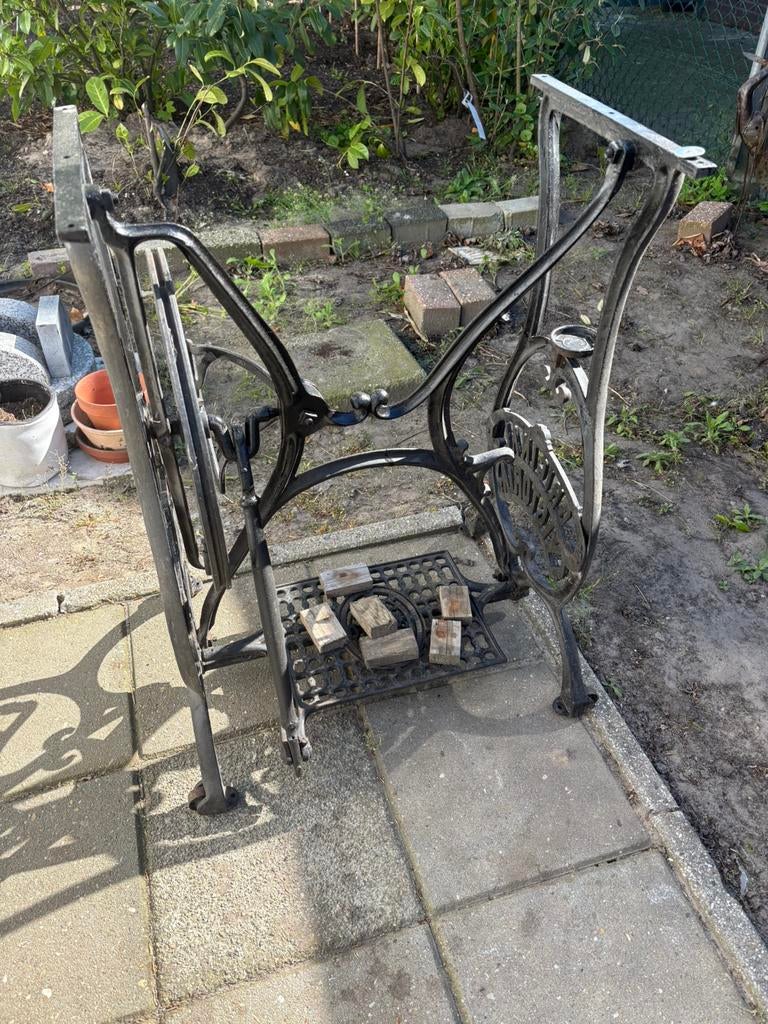 Onderstel naaimachine, Tuin en Terras, Tuinstoelen, Ophalen, Gebruikt, Metaal