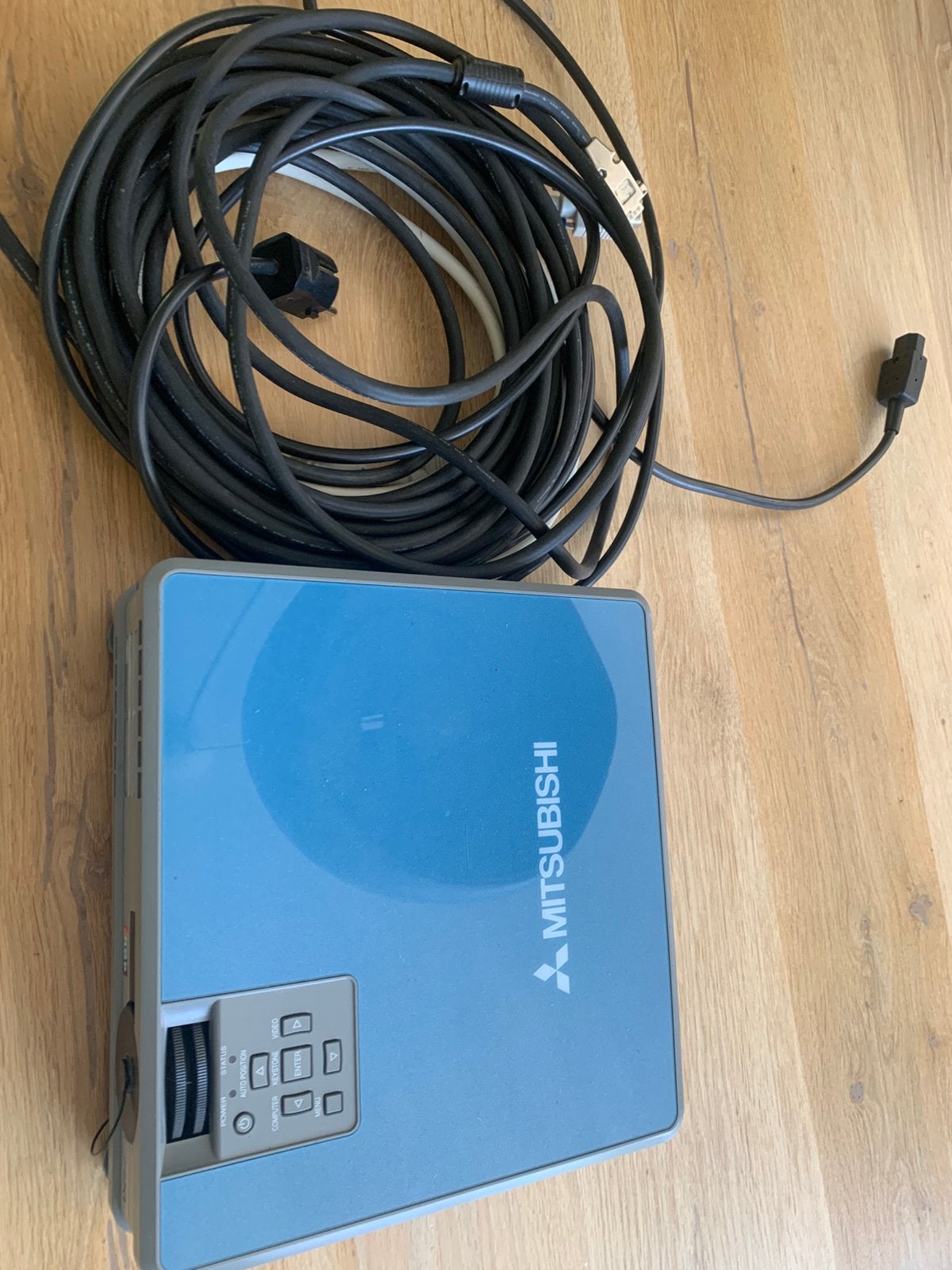 Beamer mitsubishi vga ouder modelletje met lange kabel, Ophalen, Gebruikt, Mitsubishi