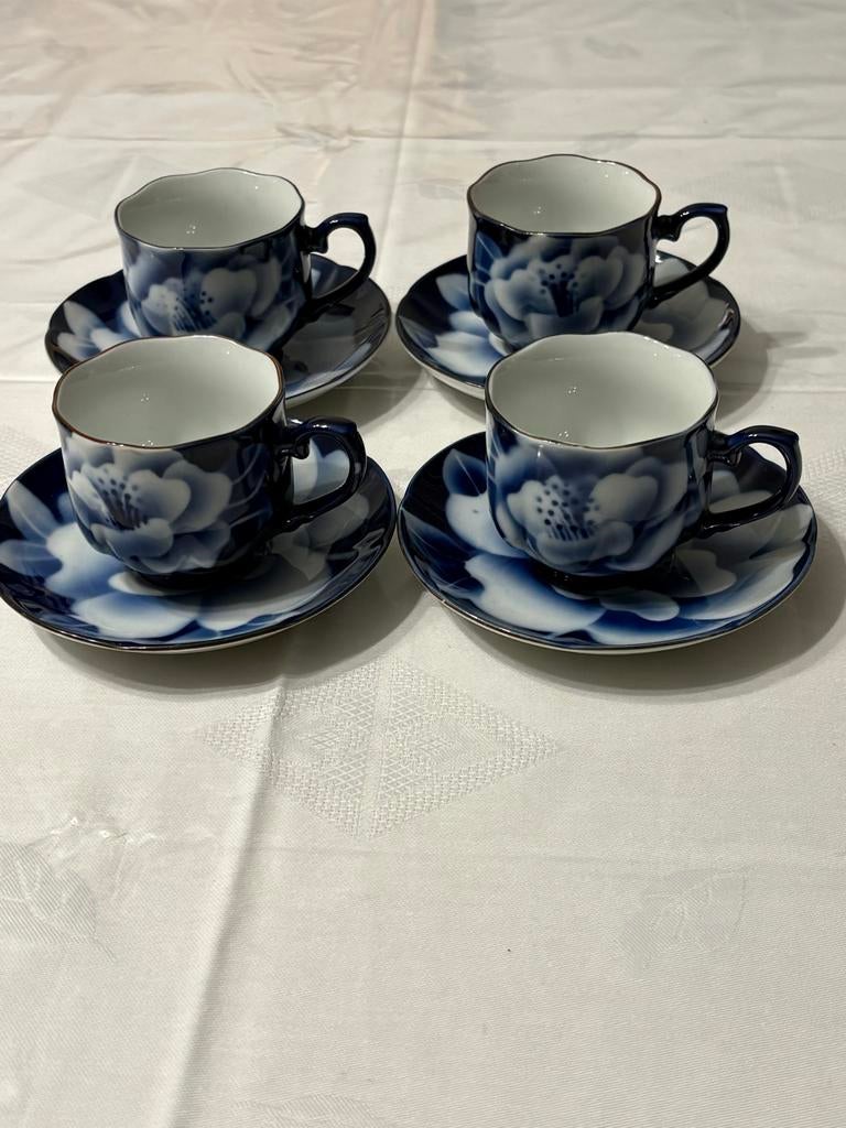 4 blauw-witte kop en schotels, hand spray in glaze, Ophalen of Verzenden