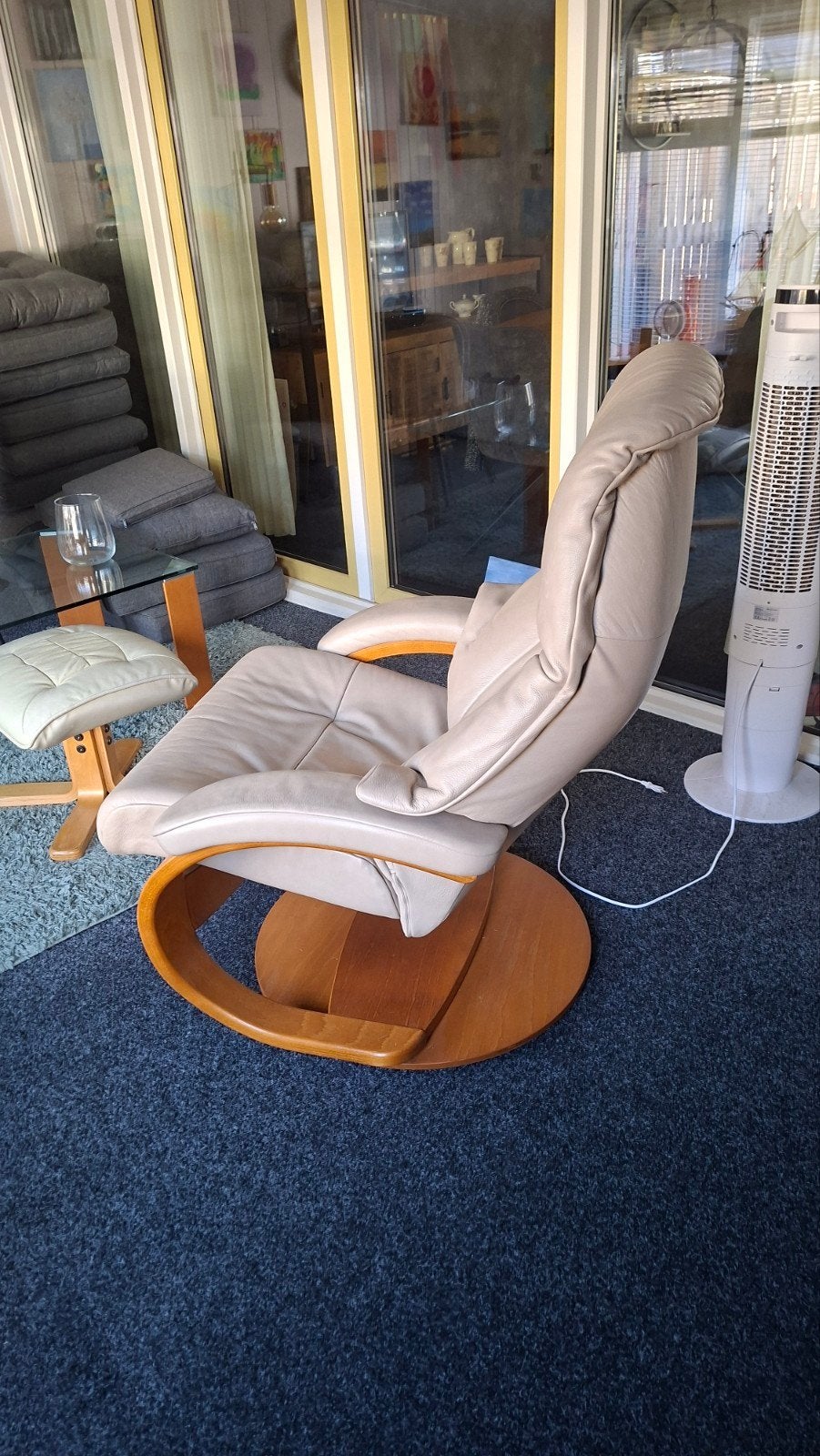 Foto 3 van Comfortabele beige leren relaxfauteuil met houten onderstel