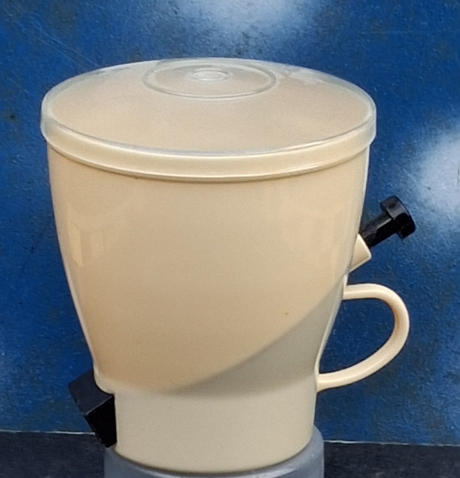 Suiker dispenser. Ca 1950/1970. Minimalistisch.  10 cm., Ophalen, Overige typen, Kunststof, Zo goed als nieuw