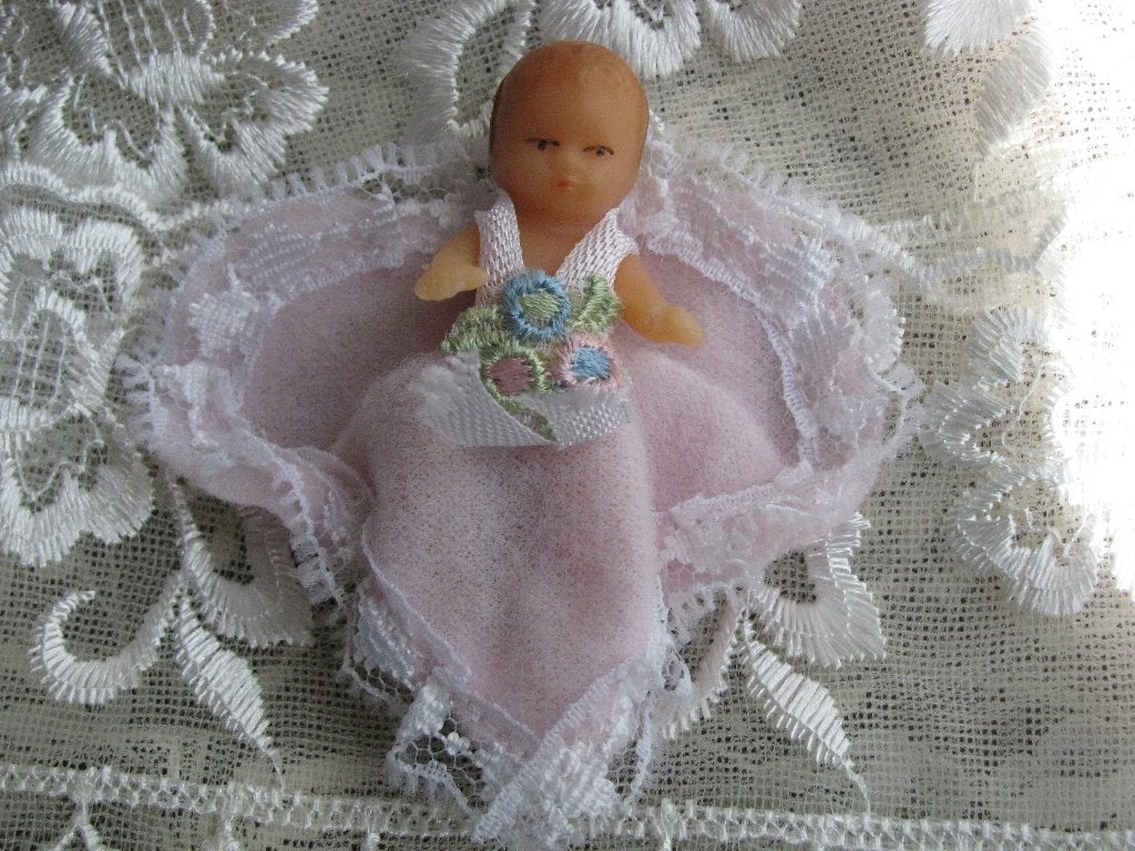 Vintage Miniatuur Popje / Baby in Roze Deken met Bloemetjes, Verzamelen, Poppenhuizen en Toebehoren, Verzenden, Gebruikt, Popje