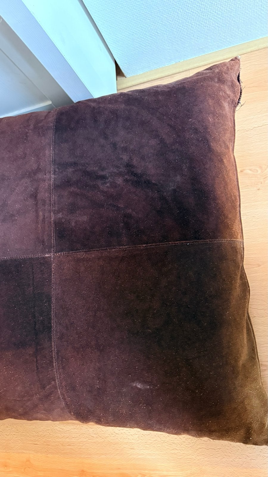 Bruin suède kussen 65x65 cm, Gebruikt, Bruin, Vierkant, Ophalen of Verzenden