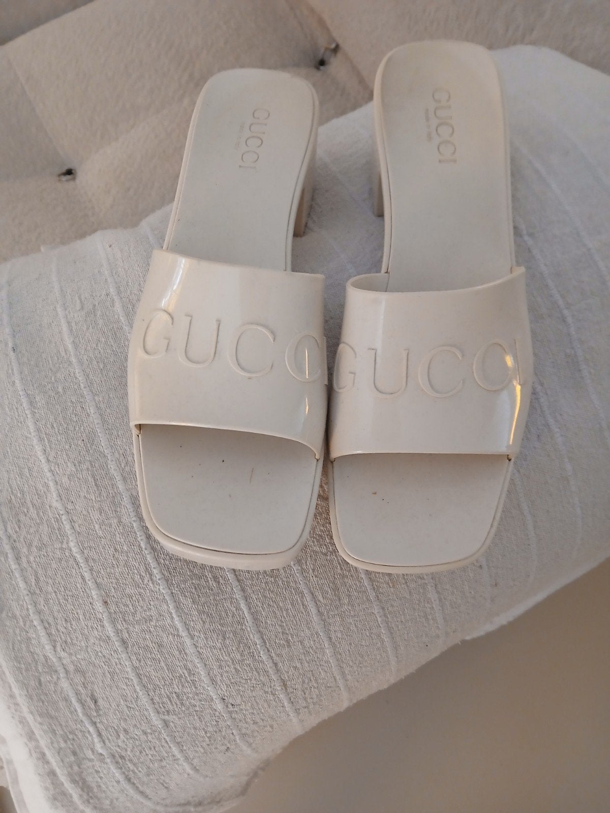 Gucci rubberen sandalen met hak - Crème, Kleding | Dames, Schoenen, Beige, Sandalen of Muiltjes, Ophalen of Verzenden, Gucci
