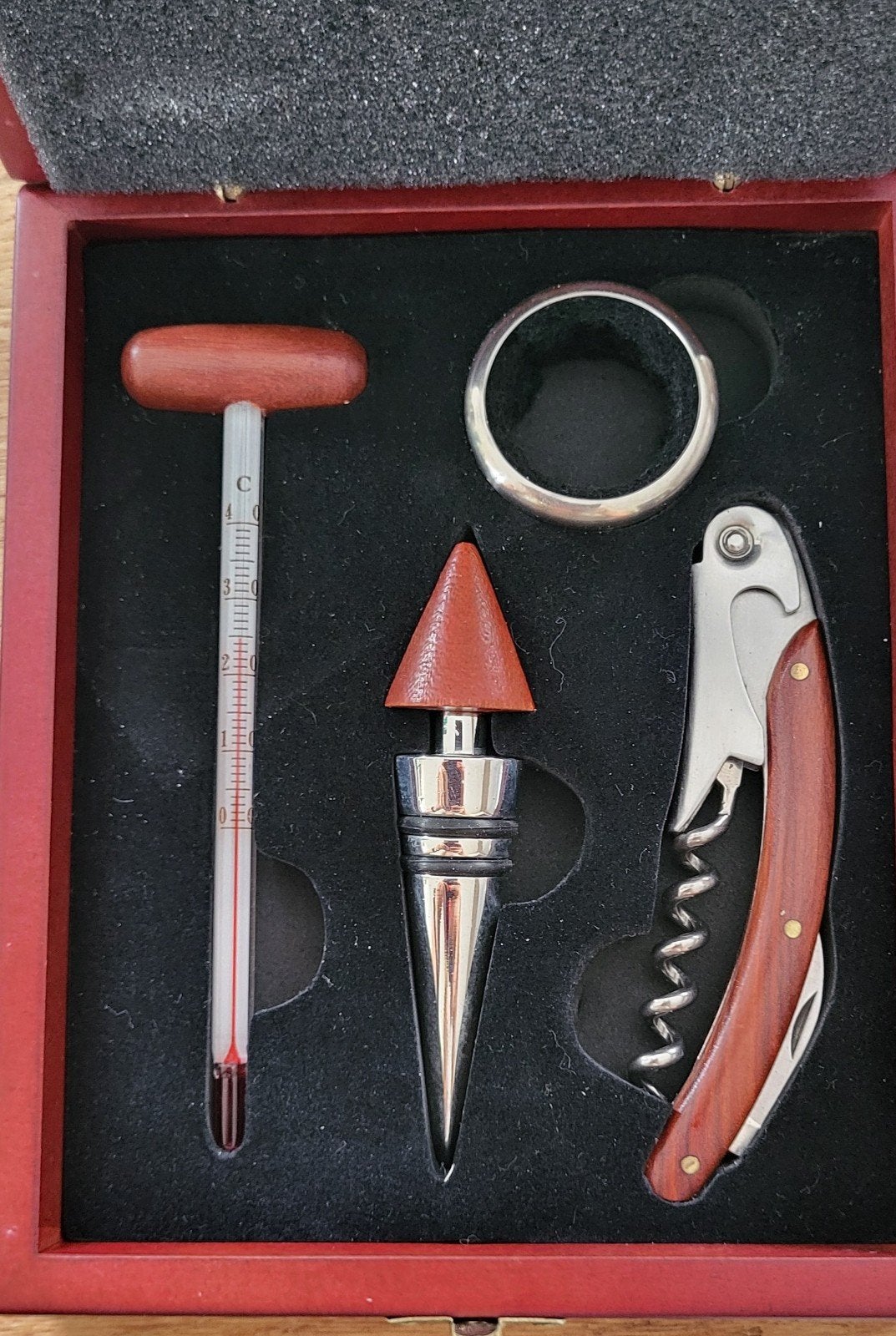Wijnaccessoires set in houten kistje, Hout, Ophalen of Verzenden, Rood, Overige merken