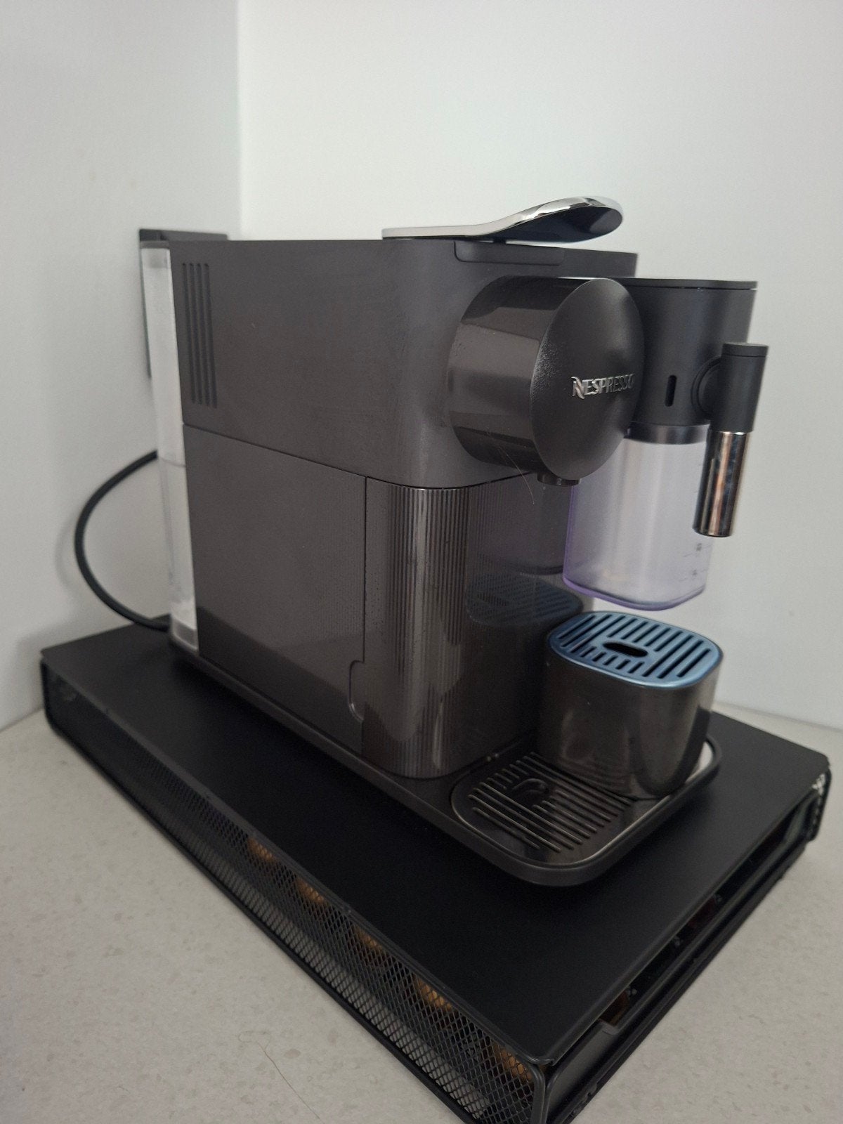 NIEUW, De'longhi Nespresso Lattissama one En510.B & Milk, Ophalen, Koffiepads en cups, Afneembaar waterreservoir, Koffiemachine