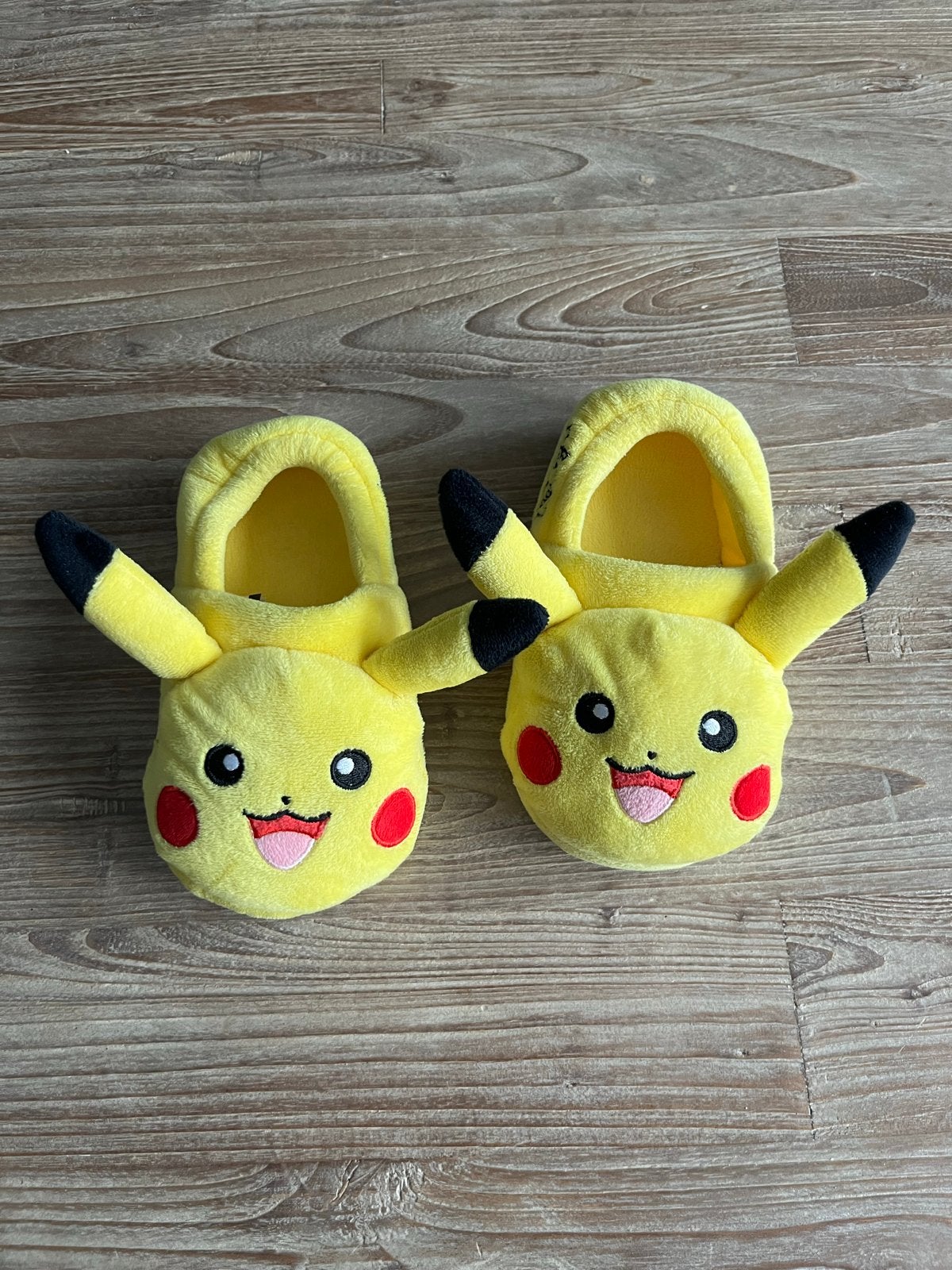 Pikachu pantoffels maat 29, Jongen of Meisje, Overige typen, Ophalen of Verzenden, Zo goed als nieuw