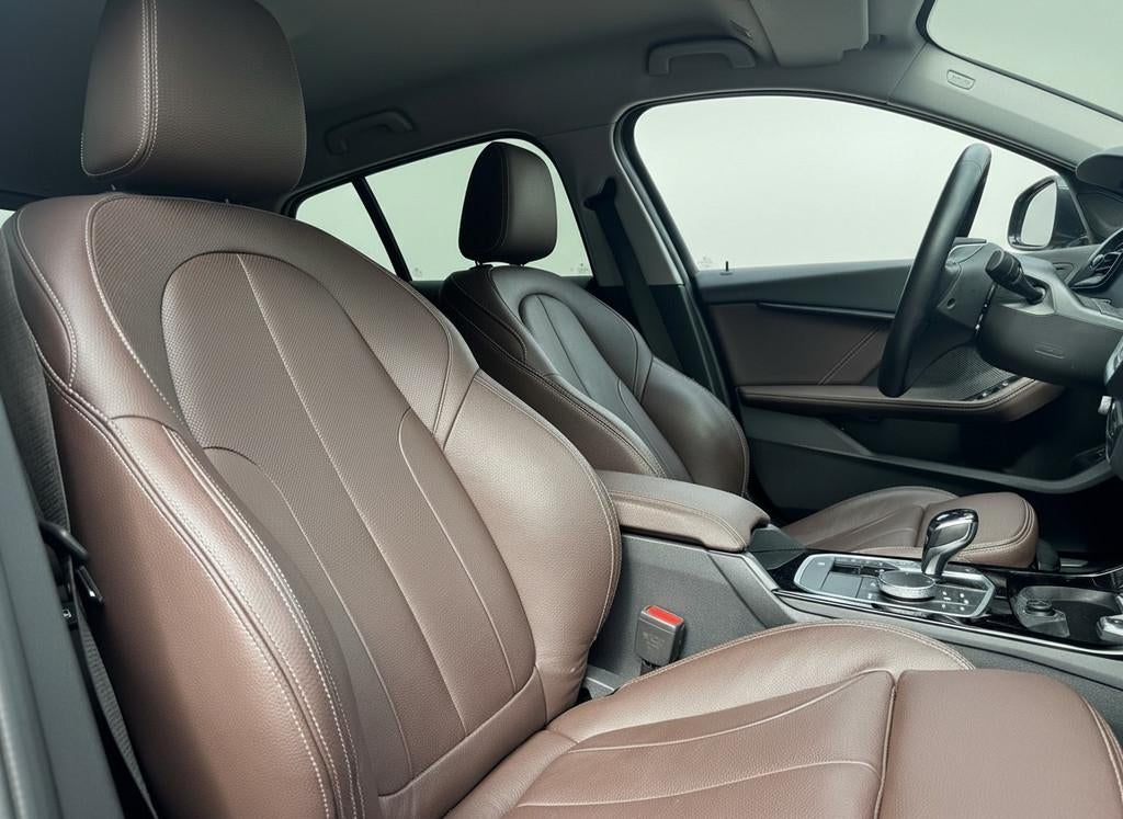 BMW 1-serie 118i High Executive edition, Sport-line | Leer |, Auto's, BMW, Gebruikt, 3 cilinders, Zilver of Grijs, 695 kg