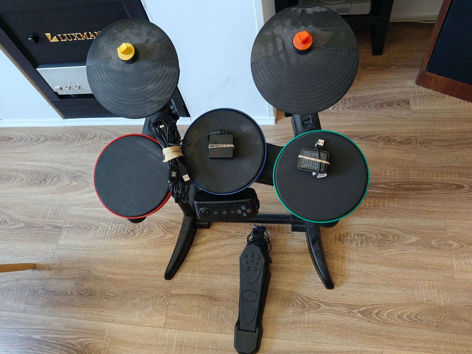 Band Hero drumstel met microfoon en twee dongles voor PS3, Spelcomputers en Games, Muziek, Gebruikt, Ophalen of Verzenden, 3 spelers of meer