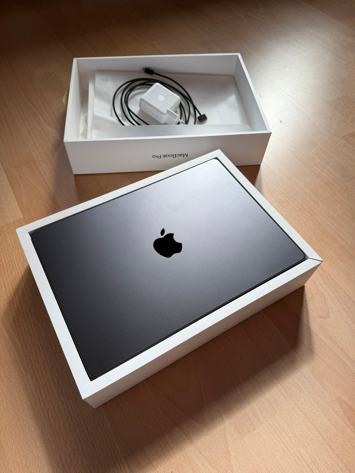 Foto 2 van MacBook Pro 14” | M4 Pro | 24GB 512GB | Spacezwart 2024