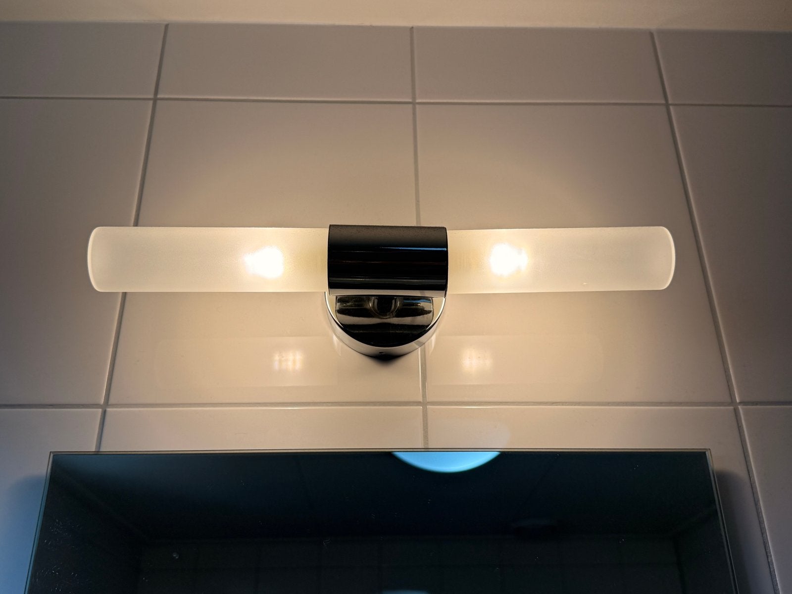 Moderne badkamerlamp met chroom en matglas, Overige merken, Waterbestendig, Overige fittingen, Zo goed als nieuw