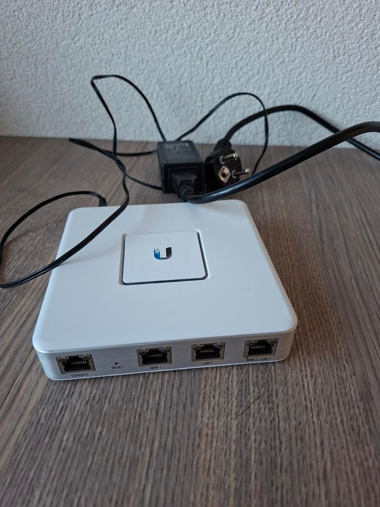 Unifi Security Gateway (USG) met voeding en muurbevestiging, Ophalen, Gebruikt, Router, Ubiquiti UniFi