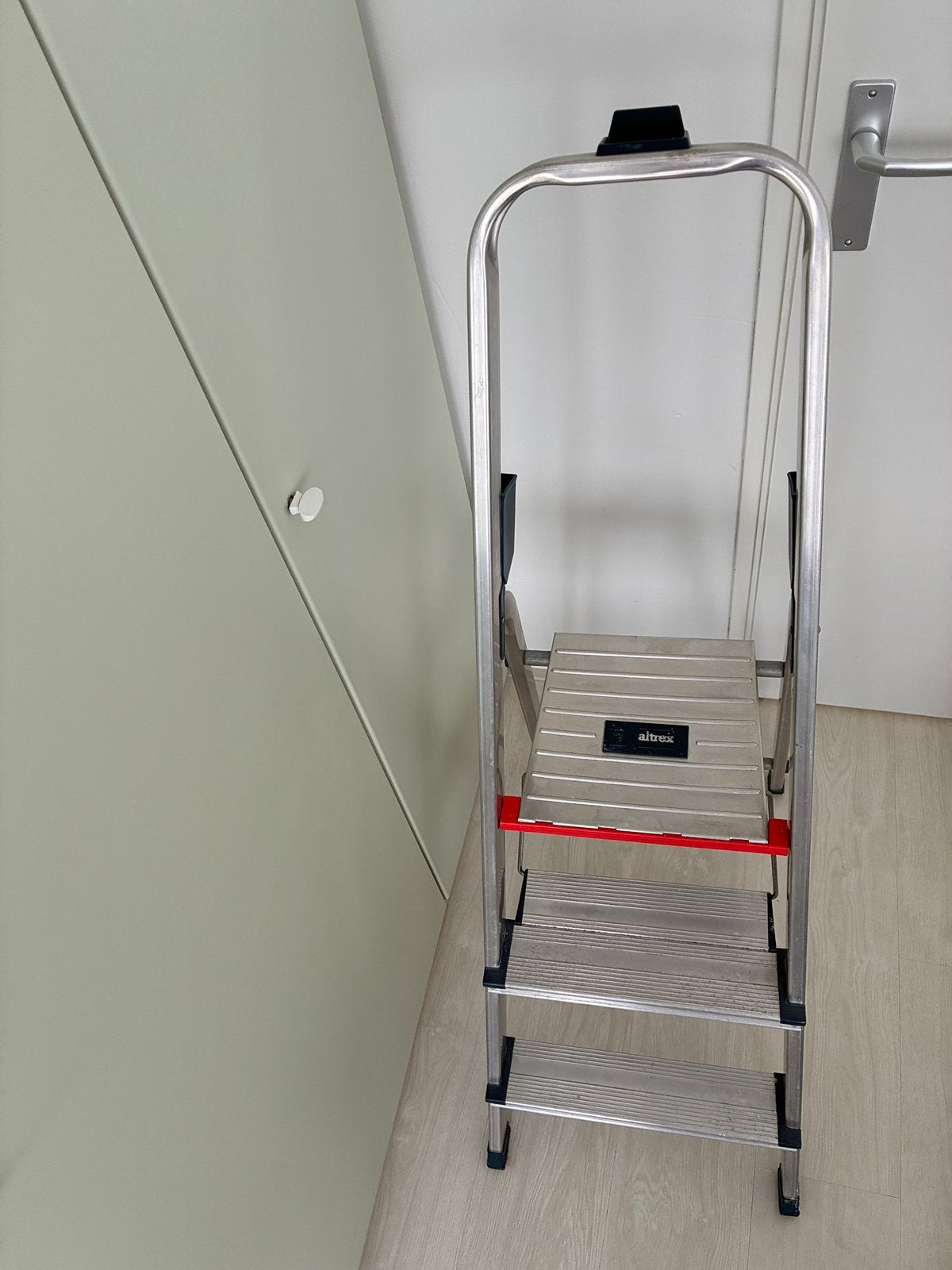 Altrex trap met drie treden, Doe-het-zelf en Verbouw, Ladders en Trappen, Ophalen, Gebruikt, Trap, Opvouwbaar of Inschuifbaar