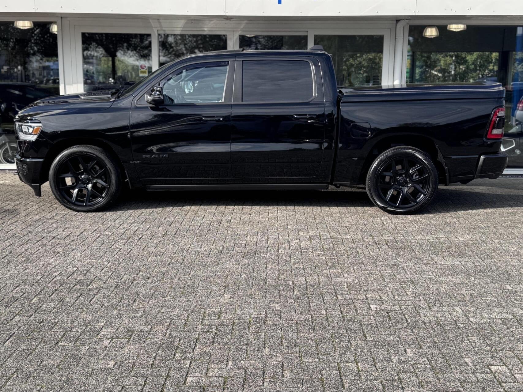 Dodge Ram 1500 4X4 5.7 V8 4x4 Crew Cab Laramie Sport Night E, Automaat, Gebruikt, 5654 cc, Zwart