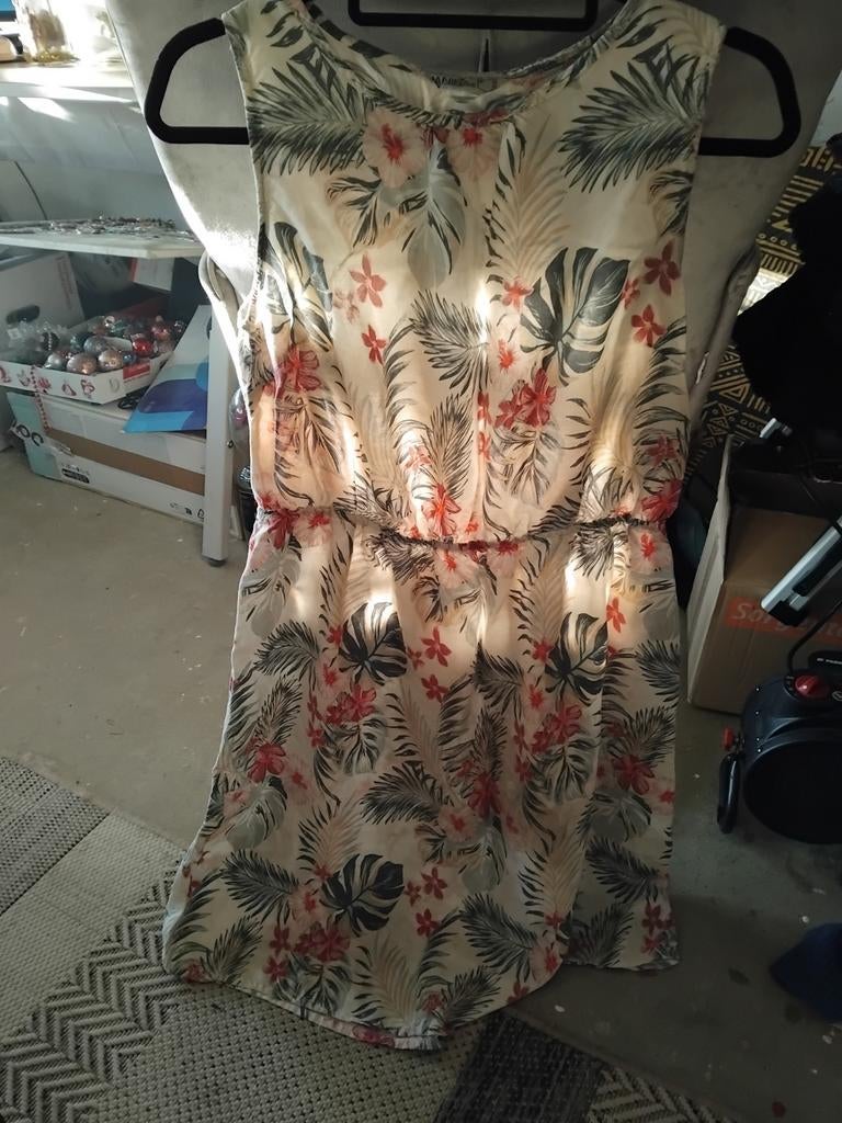 Vanille jurkje maat  l, Kleding | Dames, Jumpsuits, Ophalen of Verzenden, Zo goed als nieuw, Maat 38/40 (M)