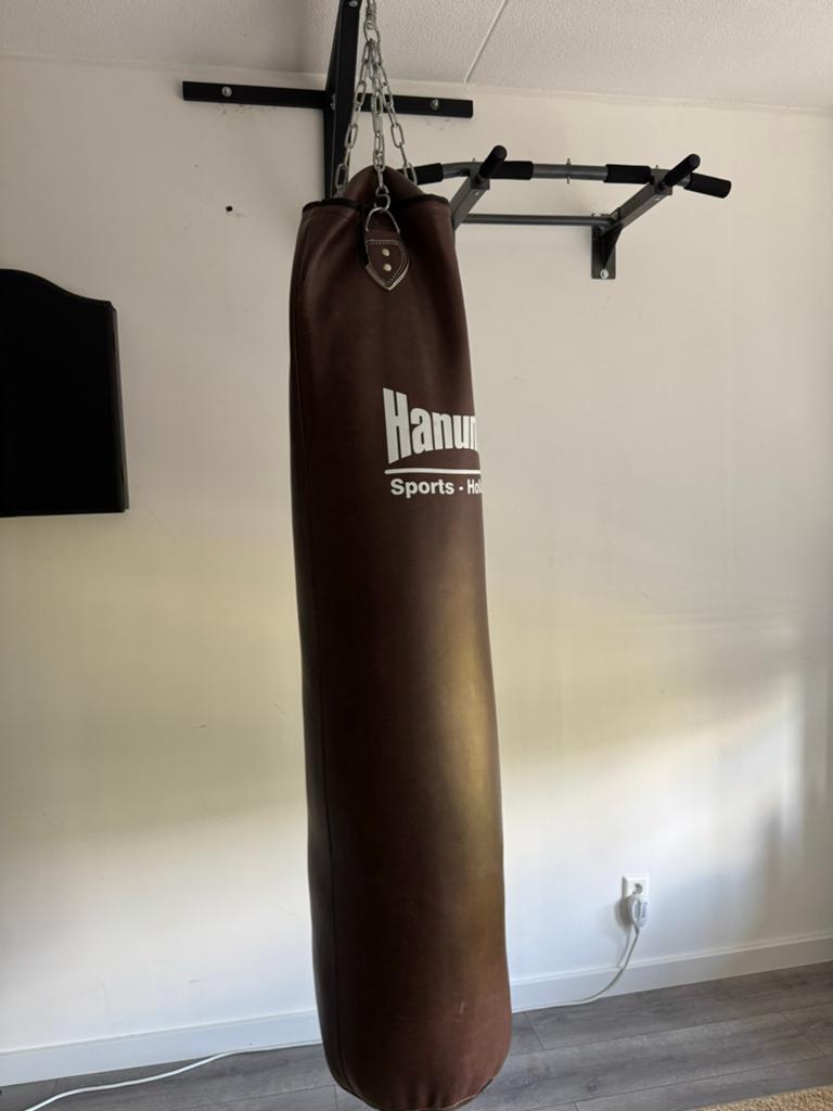 Bokszak 180 cm met ophangstang en optrekstang, Ophalen, Gebruikt, Bokszak