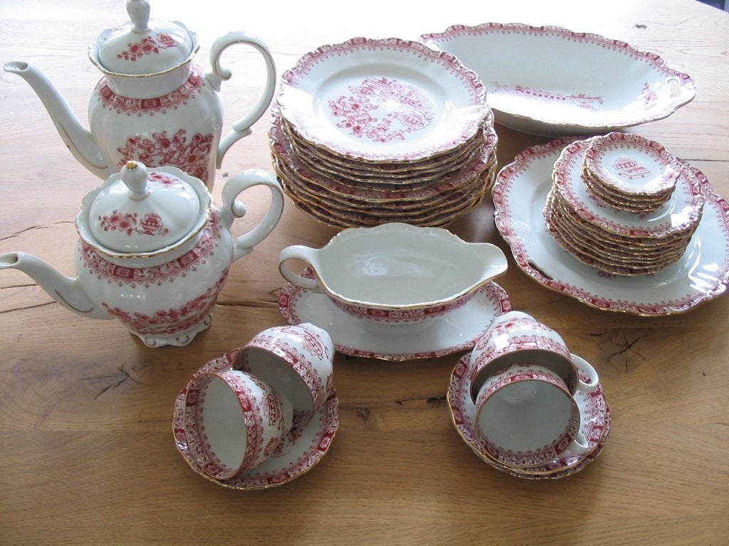Te koop 33-delig theresia rood servies., Ophalen, Meerkleurig, Steen/keramiek, Gebruikt
