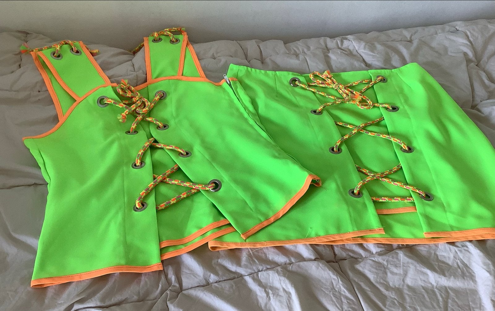 Nieuw neon groen setje met vetersluiting - Maat 44, Ophalen of Verzenden, Nieuw, Maat 42/44 (L), Carnaval