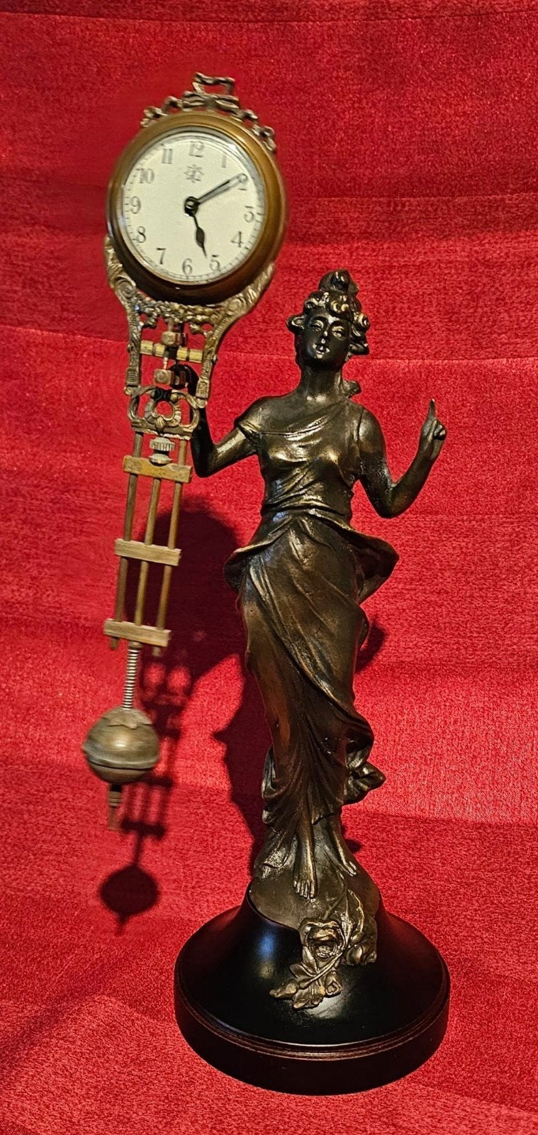 mysterieuze dame met slingerklokje in haar hand, Verzenden