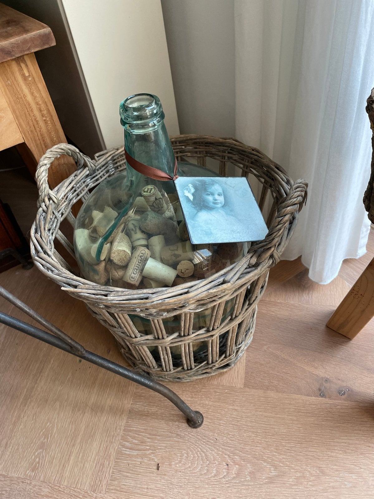 Decoratieve fles met kurken in rieten mand, Ophalen of Verzenden