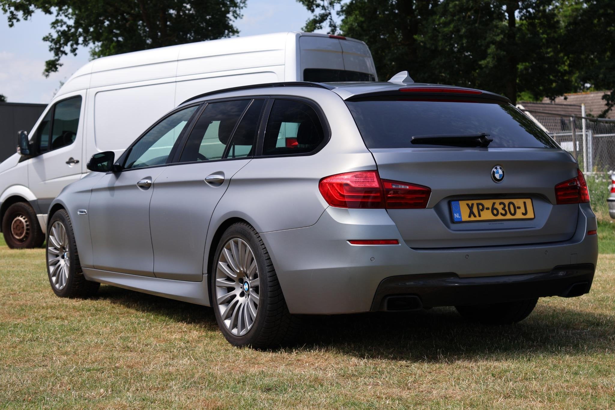 BMW 5-serie Touring M550xd M-Sport l Pano l Frozen grey l He, Automaat, Gebruikt, 2993 cc, Leder