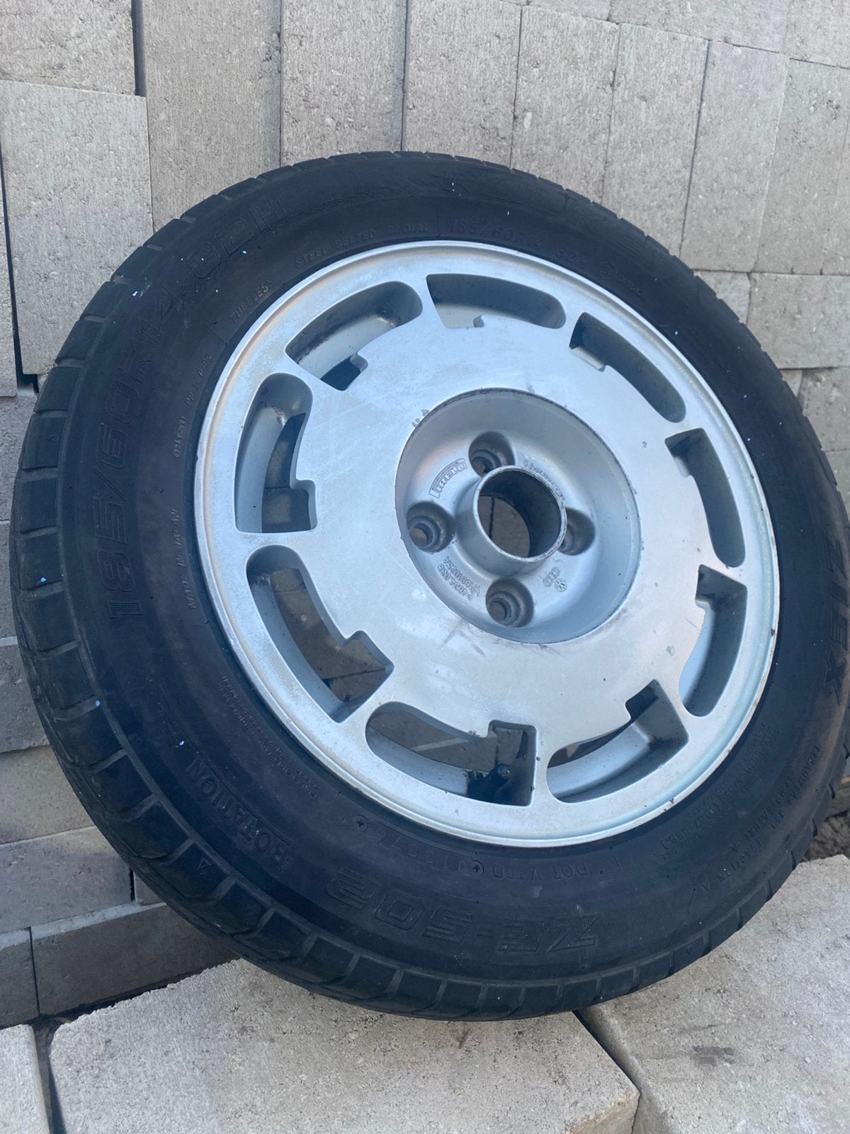 Garagevonds!!! 1X PIRELLI 14” velg met band (geen centercap), Ophalen of Verzenden, Zo goed als nieuw