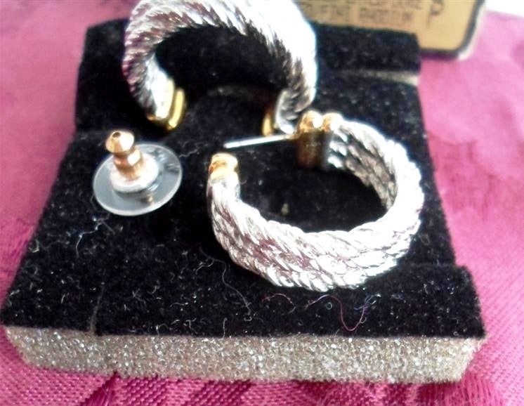 AVON Oorbellen. Oorstekers. Verzilverd.. In originele doos, Ophalen of Verzenden, Nieuw, Zilver, Overige materialen