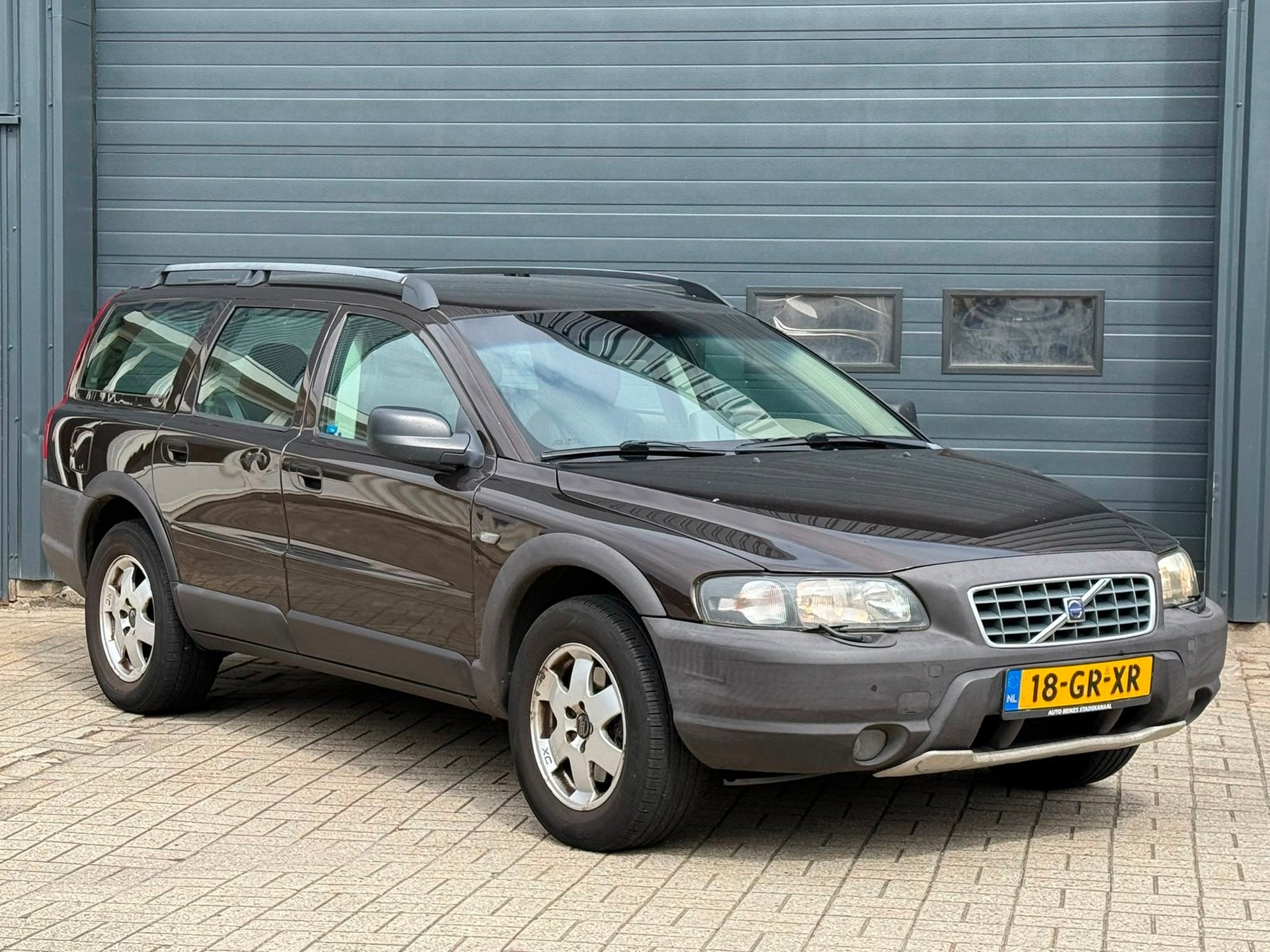 Volvo V70 Cross Country 2.4 T Comfort Line|APK 06-2027|, Automaat, Bruin, 1657 kg, 2435 cc