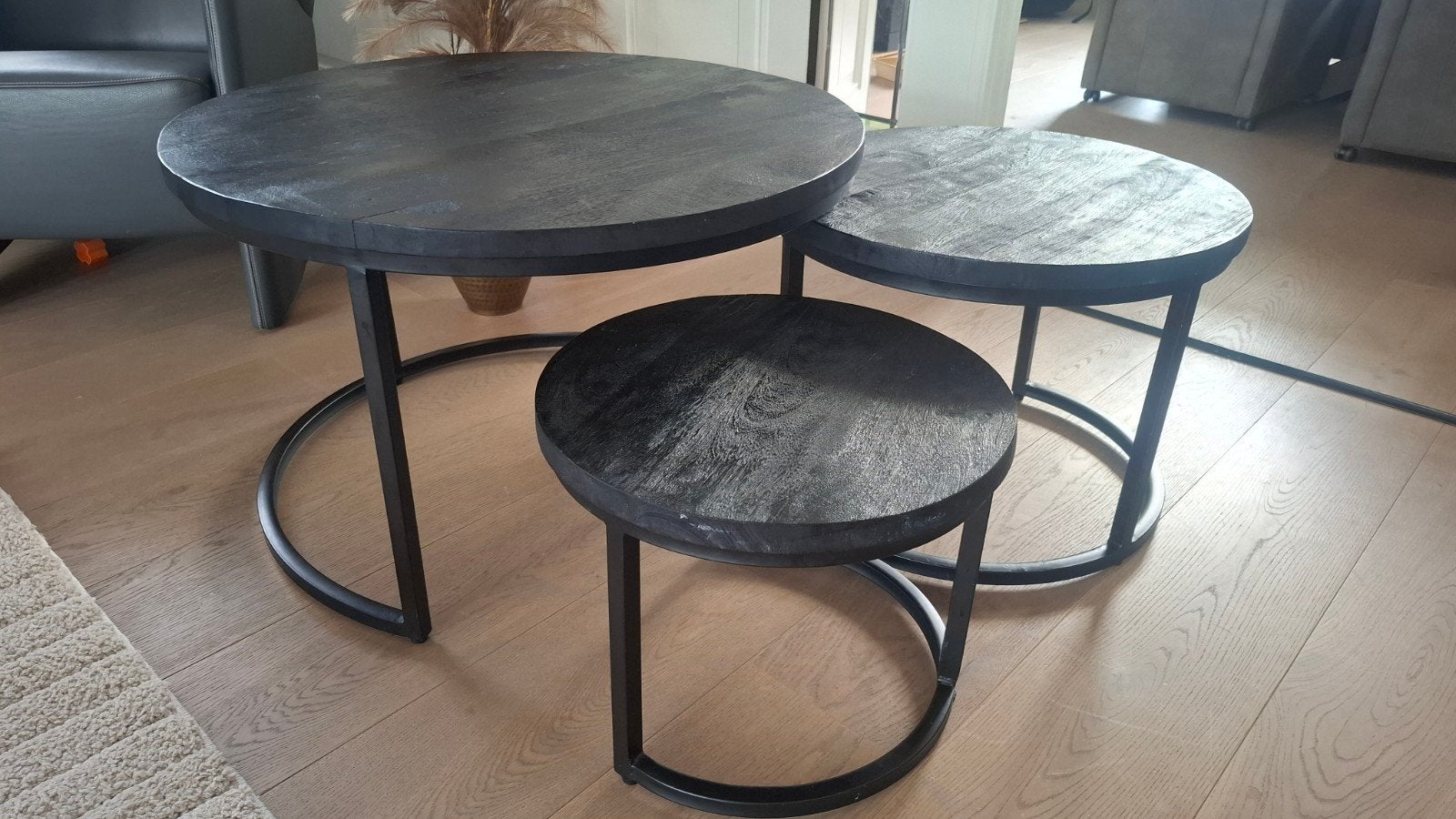 Set van 3 zwarte ronde salontafels, mango hout en staal, Huis en Inrichting, 50 – 75, Gebruikt, 50 tot 100 cm, Rond