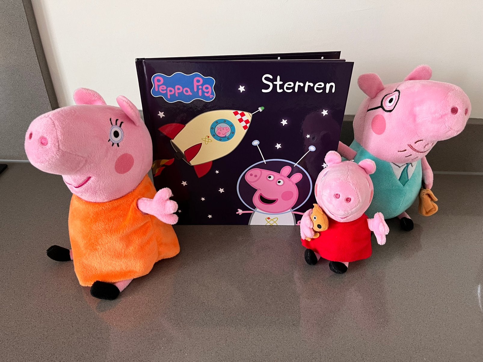 Peppa Pig boek met knuffels - erg leuke set! Zga nieuw, Ophalen of Verzenden, Zo goed als nieuw