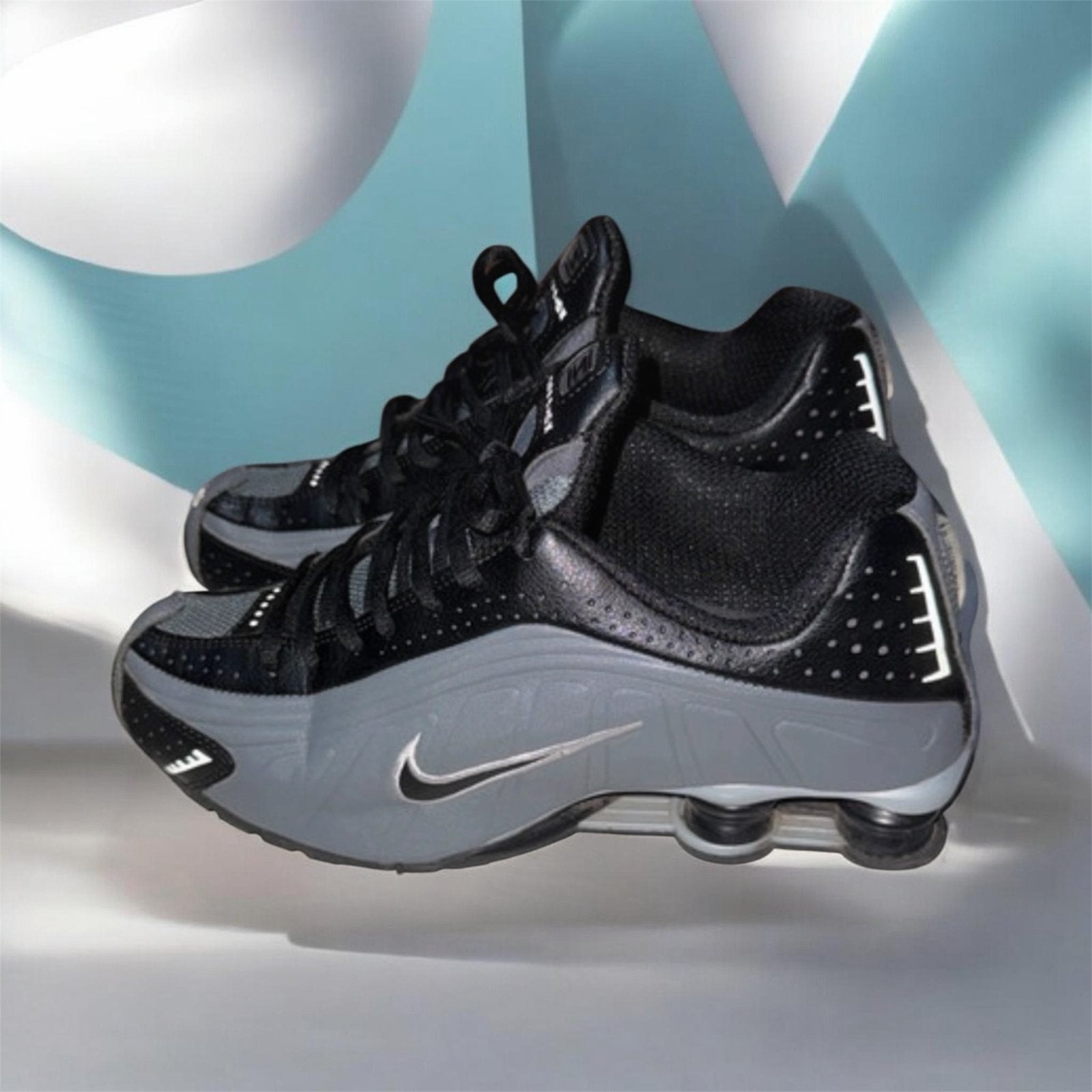 Nike Shox R4 Zwart/Grijs - Maat 42, Ophalen of Verzenden, Gedragen, Zwart, Sneakers of Gympen