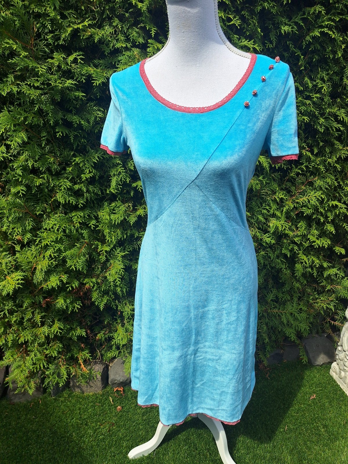 Turquoise fluwelen jurk met rode kanten details, Maat 38/40 (M), Blauw, Ophalen of Verzenden, Boven de knie