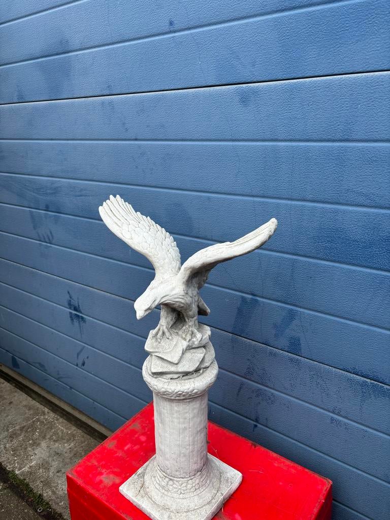 Tuinbeeld adelaar op pilaar, Tuin en Terras, Tuinbeelden, Ophalen, Gebruikt, Steen, Dierenbeeld