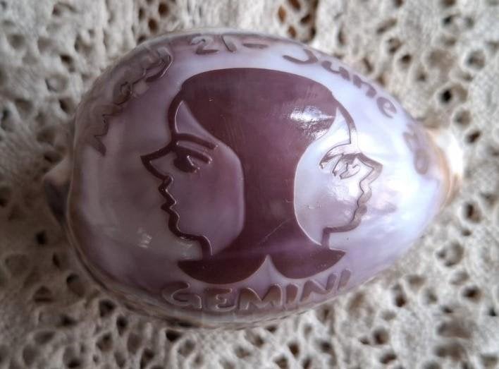 Vintage gegraveerde tijgerslak schelp Tweelingen / Gemini, Ophalen of Verzenden