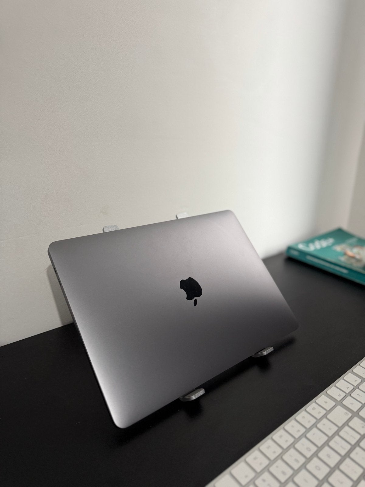 Complete Apple Set: MacBook Pro 13" M2 + Magic Keyboard & Mo