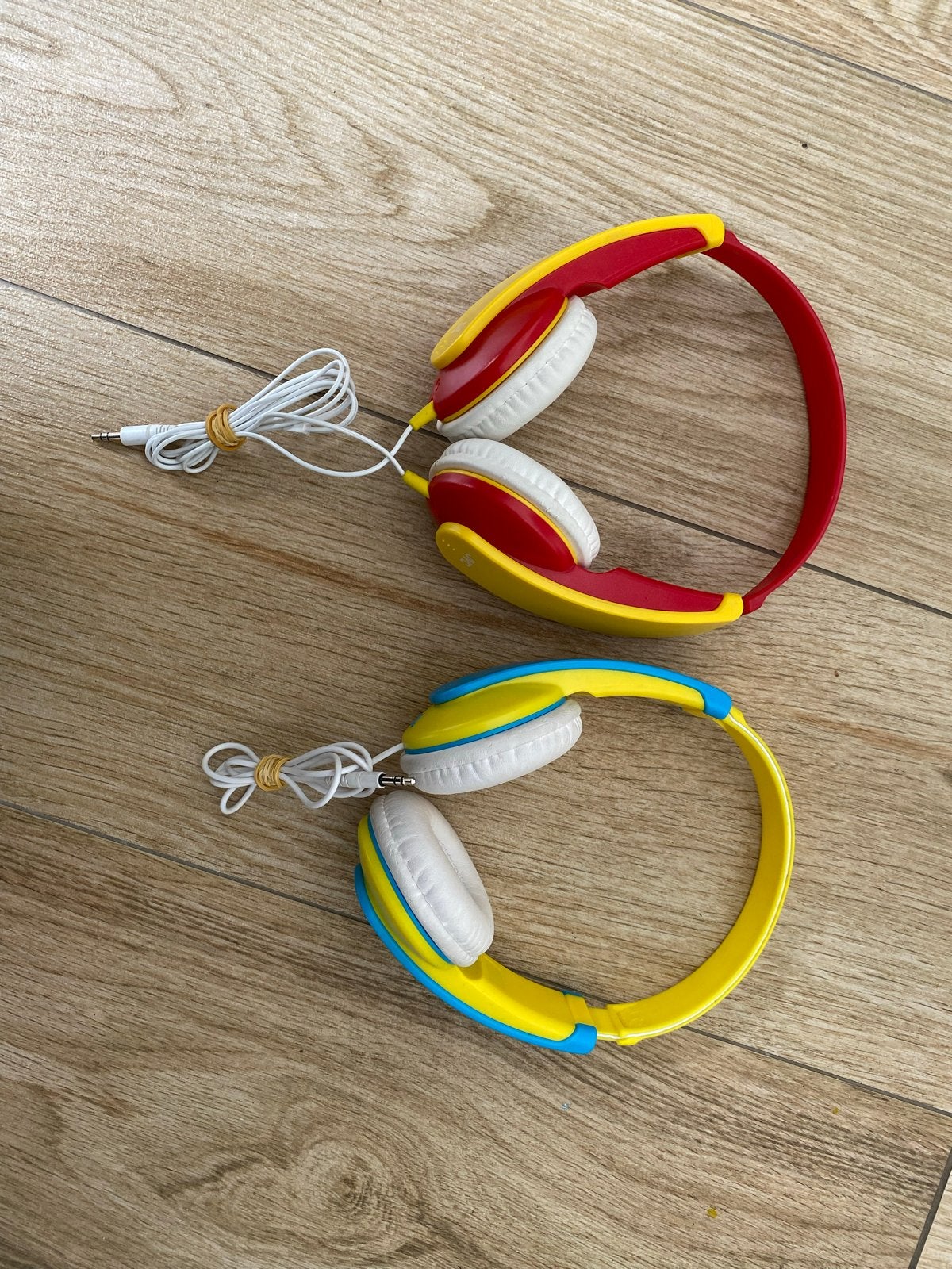 Twee JVC kinder koptelefoons - rood/geel en blauw/geel