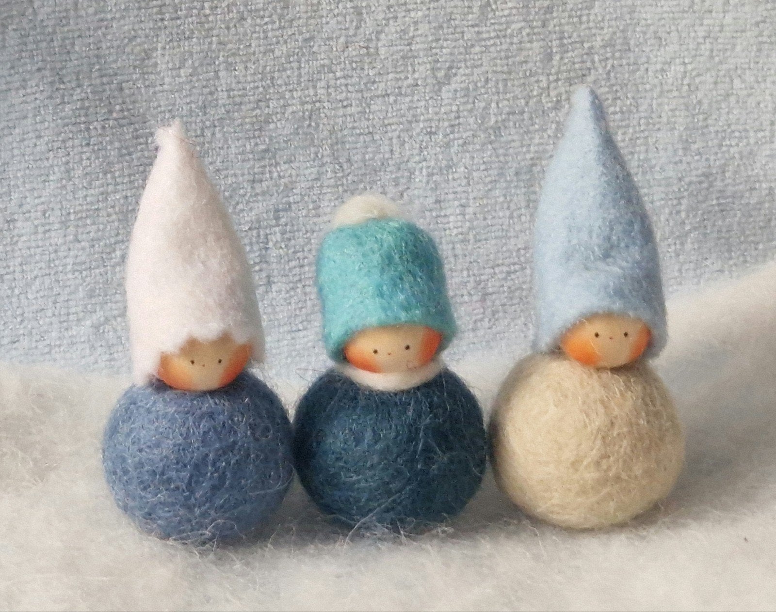 3 Seizoenstafel winter popjes Vrije School kabouters vilt, Verzenden, Nieuw, Figuurtje(s), Wolvilt