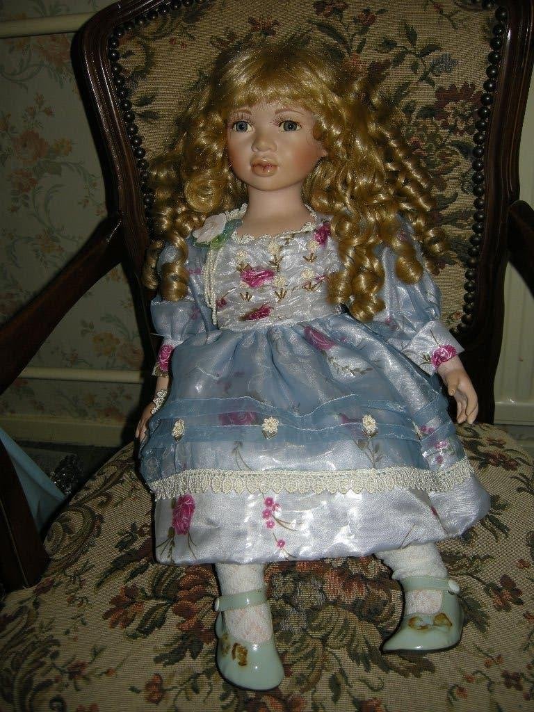 Mooie porsleleinen pop 55cm blonde krullen nr 0151/2000, Antiek en Kunst, Antiek | Porselein, Ophalen of Verzenden